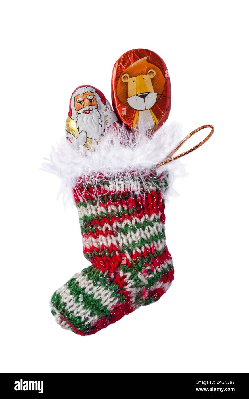 Schokolade, Santa Weihnachtsmann Figur und Schokolade Lolly aus Gewirken Weihnachtsstrumpf isoliert auf weißem Hintergrund Stockfoto