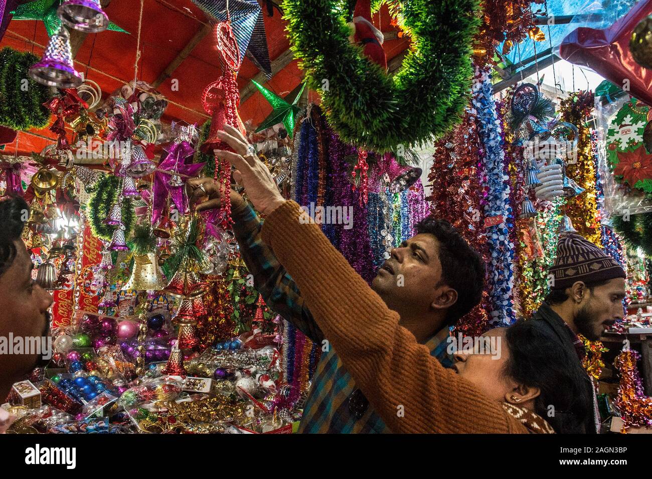 (191220) -- Kalkutta, Dez. 20, 2019 (Xinhua) - die Leute kaufen? Weihnachtsschmuck an einem Straßenrand? Markt in Kolkata, Indien, Dez. 20, 2019. (Xinhua / tumpa Mondal) Stockfoto