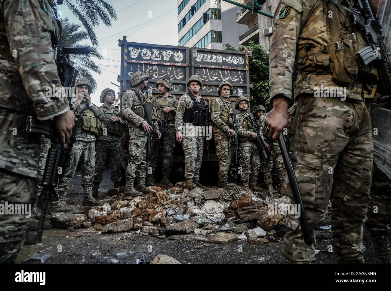 Beirut, Libanon. 19 Dez, 2019. Libanesische Armee Soldaten zusammentreffen mit Anhängern des caretake libanesischen Ministerpräsidenten Saad al-Hariri. Auseinandersetzungen ausgebrochen zwischen libanesischen Demonstranten und der Armee in Beirut inmitten Proteste über die Benennung der Ex-minister Hassan Diab zum neuen Premierminister des Landes. Credit: Marwan Naamani/dpa/Alamy leben Nachrichten Stockfoto