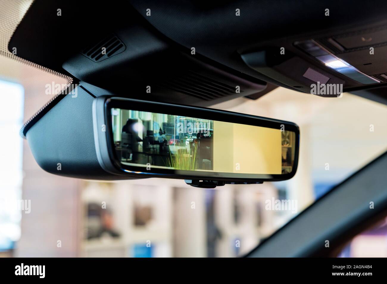 Close up moderne Rückspiegel, das Bild von der Kamera auf einem Display. Automobiltechnik Stockfoto