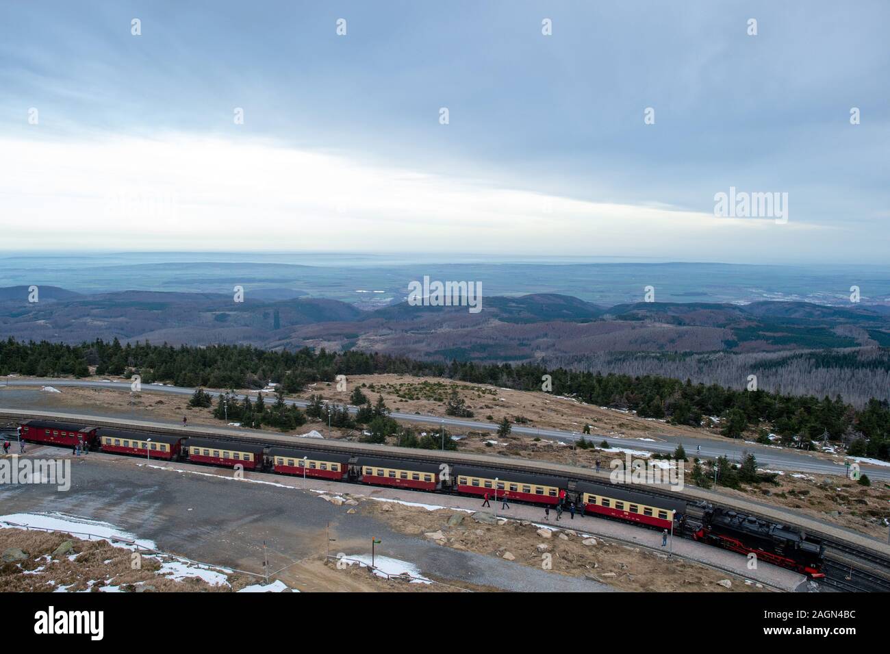 Schierke, Deutschland. 19 Dez, 2019. Ein Zug der Harzer Schmalspurbahn (HSB) ist in den Brockenbahnhof geparkt. Der Brocken ist die höchste Erhebung des Harzes. Credit: Klaus-Dietmar Gabbert/dpa-Zentralbild/ZB/dpa/Alamy leben Nachrichten Stockfoto