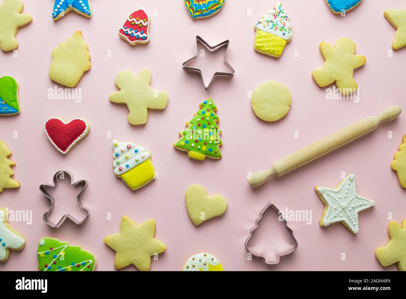 Muster aus Weihnachten Kekse und Ausstechformen mit Rolling Pin abstract am Rose. Stockfoto