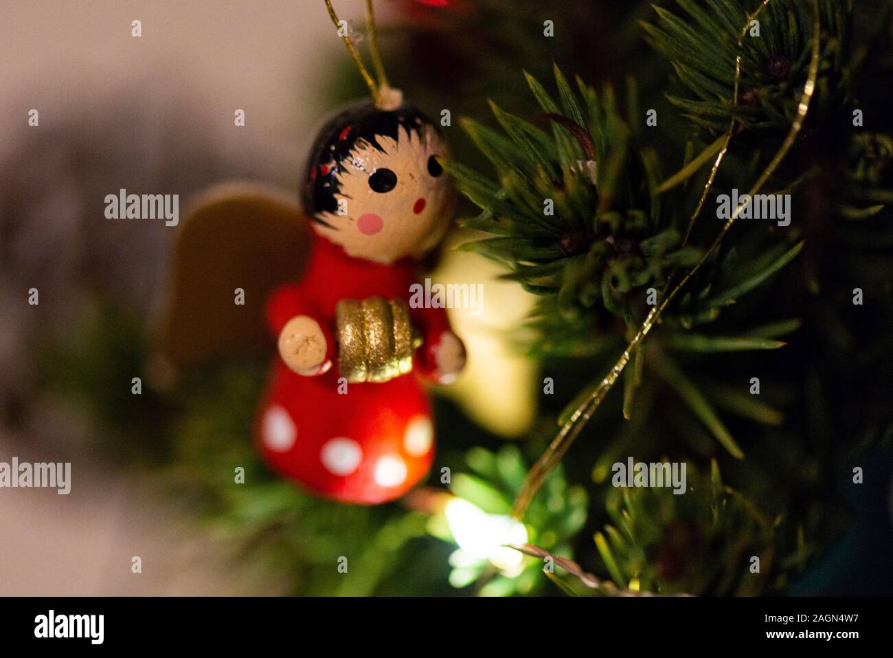 Kleiner holzengel weihnachtsdekoration -Fotos und -Bildmaterial in hoher  Auflösung – Alamy
