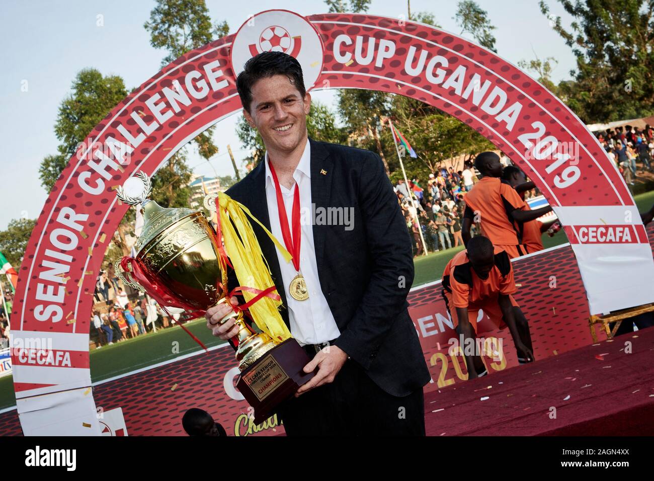 Kampala, Uganda. 19 Dez 2019. Johnathan McKinstry (Trainer, Uganda) mit Trophäe des Siegers. Uganda v Eritrea, endgültige CECAFA Senior Challenge Cup 2019. Star mal Stadion am Lugogo. Uganda gewinnen 3-0, und behaupten Ihre 15 CECAFA Titel (aber nur die 2 wo Sie so ohne Spiele im Turnier getan haben). Credit: XtraTimeSports (Darren McKinstry)/Alamy. Stockfoto