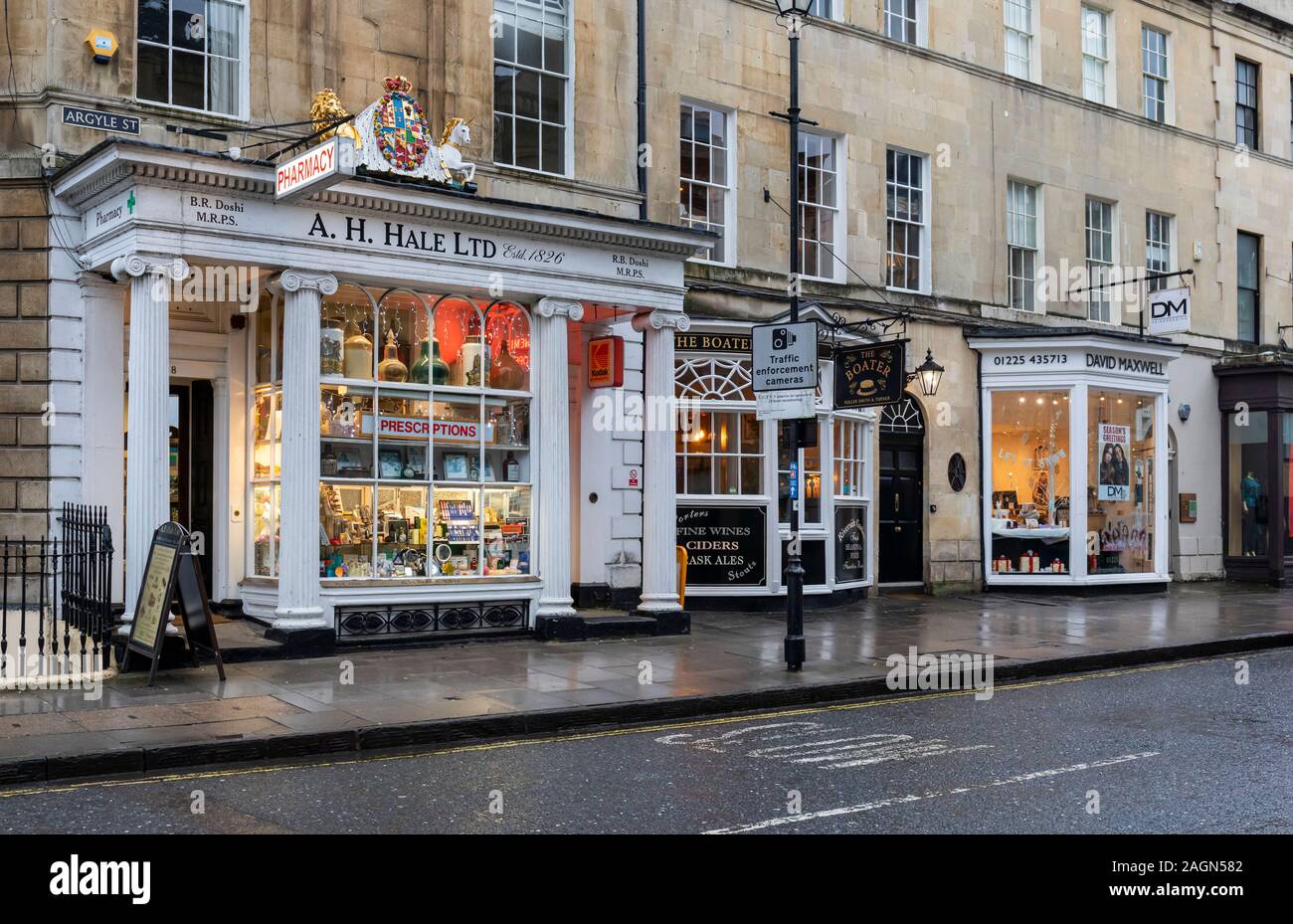 A.H. Hale Ltd, The Boater Public House und David Maxwell Hairdressing in Argyle Street, Bath, Somerset, England, Großbritannien Stockfoto