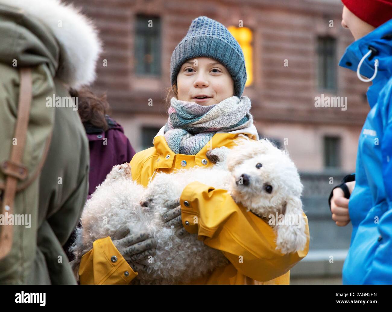 Stockholm, Schweden. 20. Dezember, 2019. Der 16-jährige schwedische Klima Aktivistin Greta Thunberg zurück in Schweden zeigt auf Mynttorget mit Hund Stockfoto