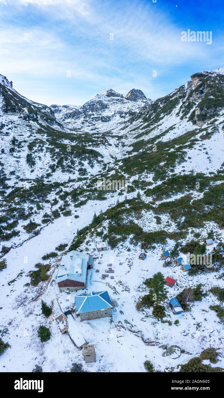 Wunderschöne Aussicht von drohne der Snow Mountain. Berg Maliovica in Rila, Bulgarien Stockfoto