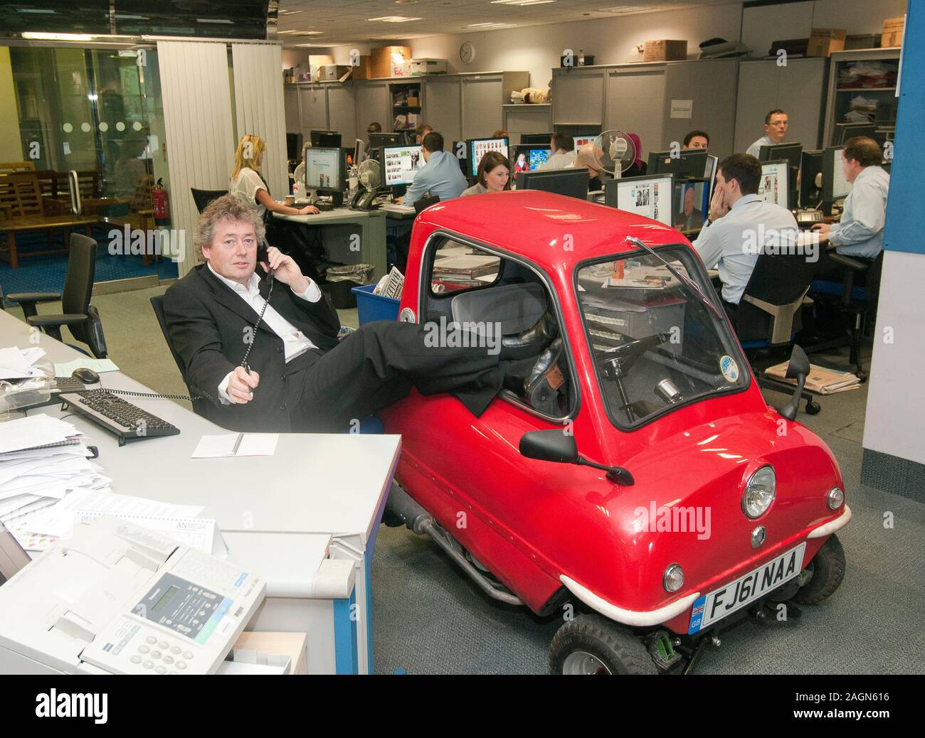 Ein Peel P50 Das Kleinste Auto Der Welt Ist Die Strasse Um Die Strassen Und Buros Von Kensington Getestet Stockfotografie Alamy