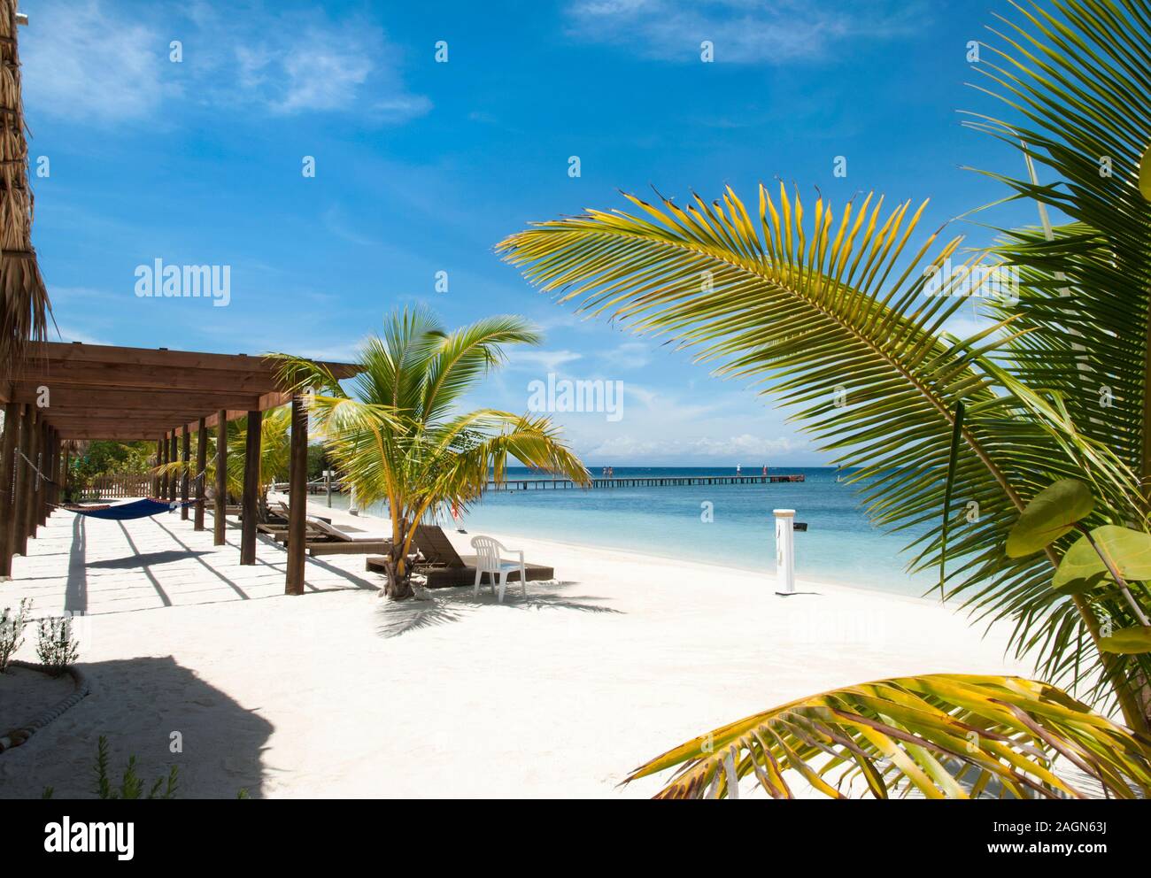 Am Morgen Blick auf noch leer Mahagoni Bay Beach auf Roatan (Honduras). Stockfoto