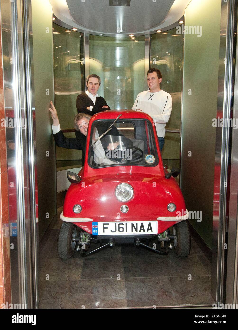 Ein Peel P50 Das Kleinste Auto Der Welt Ist Die Strasse Um Die Strassen Und Buros Von Kensington Getestet Stockfotografie Alamy