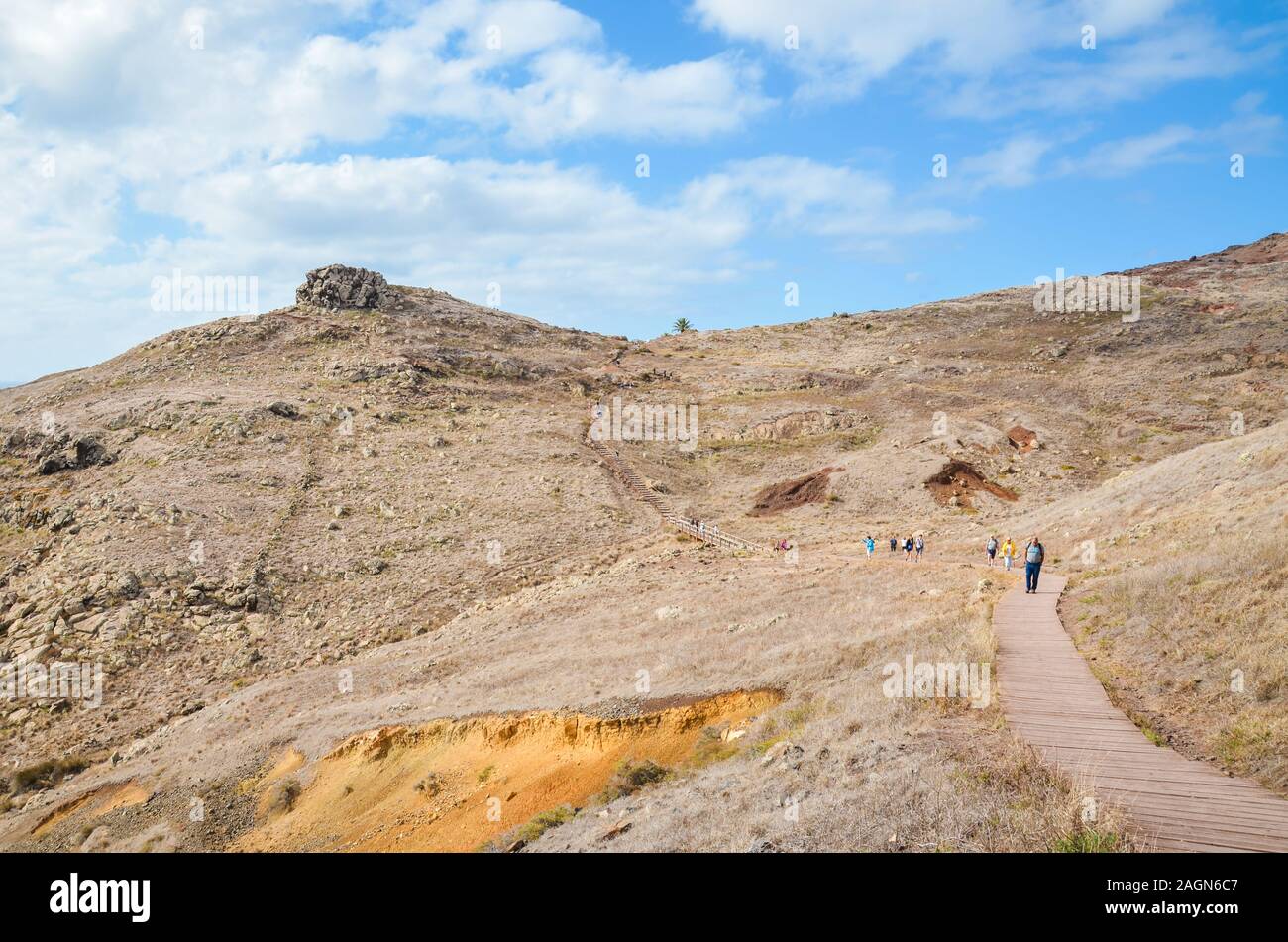 Ponta de Sao Lourenco, Madeira, Portugal - 12.September, 2019: Die Menschen auf einem Wanderweg auf den Klippen in der östlichste Punkt der Insel Madeira. Der Weg durch die vulkanische Landschaft. Aktiven Urlaub. Stockfoto