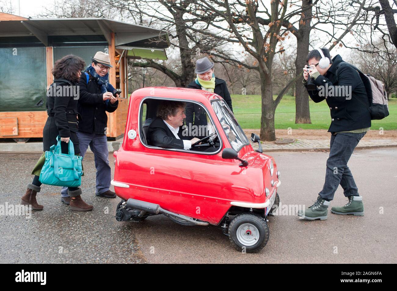 Ein Peel P50 Das Kleinste Auto Der Welt Ist Die Strasse Um Die Strassen Und Buros Von Kensington Getestet Stockfotografie Alamy