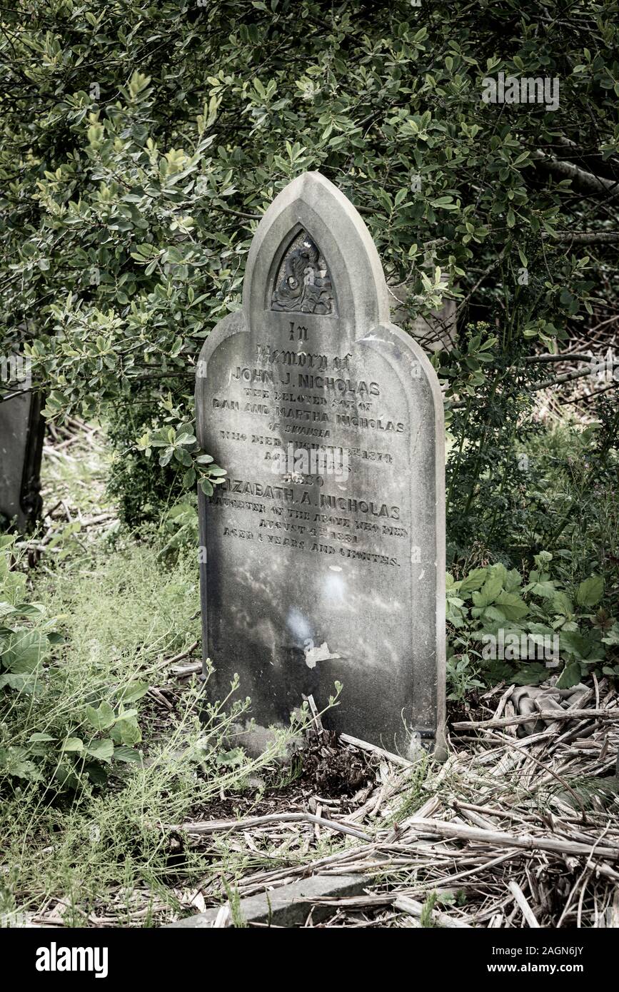 Vergessene Gräber in einem Waliser Friedhof, Juli 2019. Bitte Quelle: Phillip Roberts Stockfoto