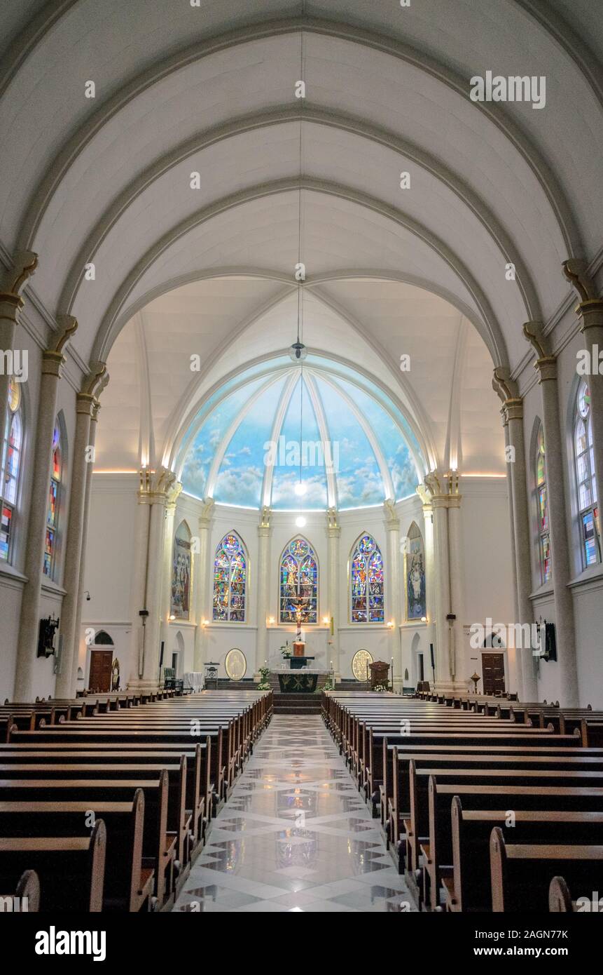 Innenraum der Kirche der Geburt der Gottesmutter, die älteste Römisch-katholische Kirche in Surabaya, Ost Java, Indonesien Stockfoto