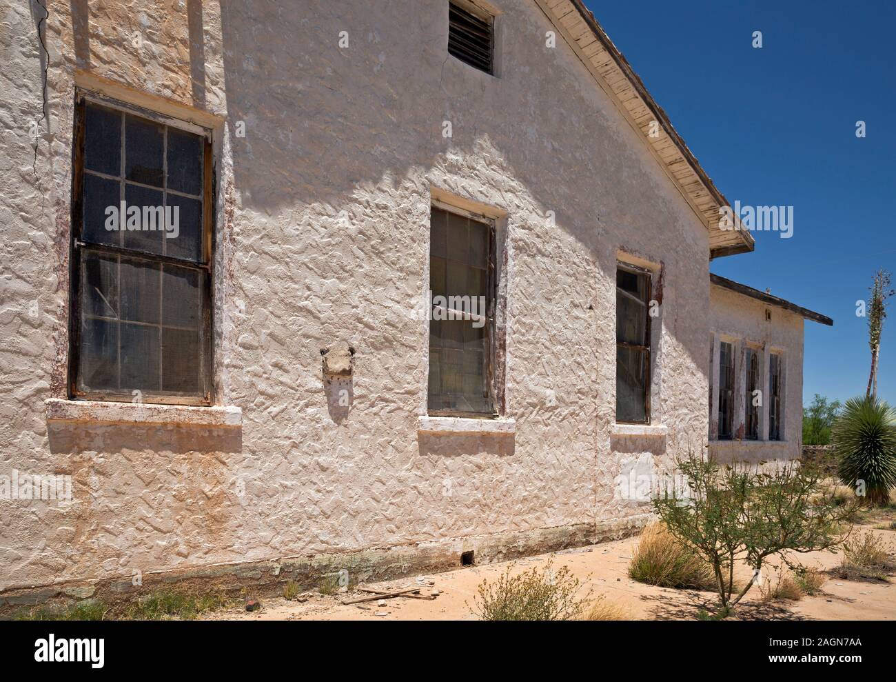 NM 00173-00 ... NEW MEXICO - Stuck Wand auf dem verlassenen St. Katharina von Siena Katholische Mission der Kirche in der Gemeinschaft der Hachita, die nicht mehr Stockfoto
