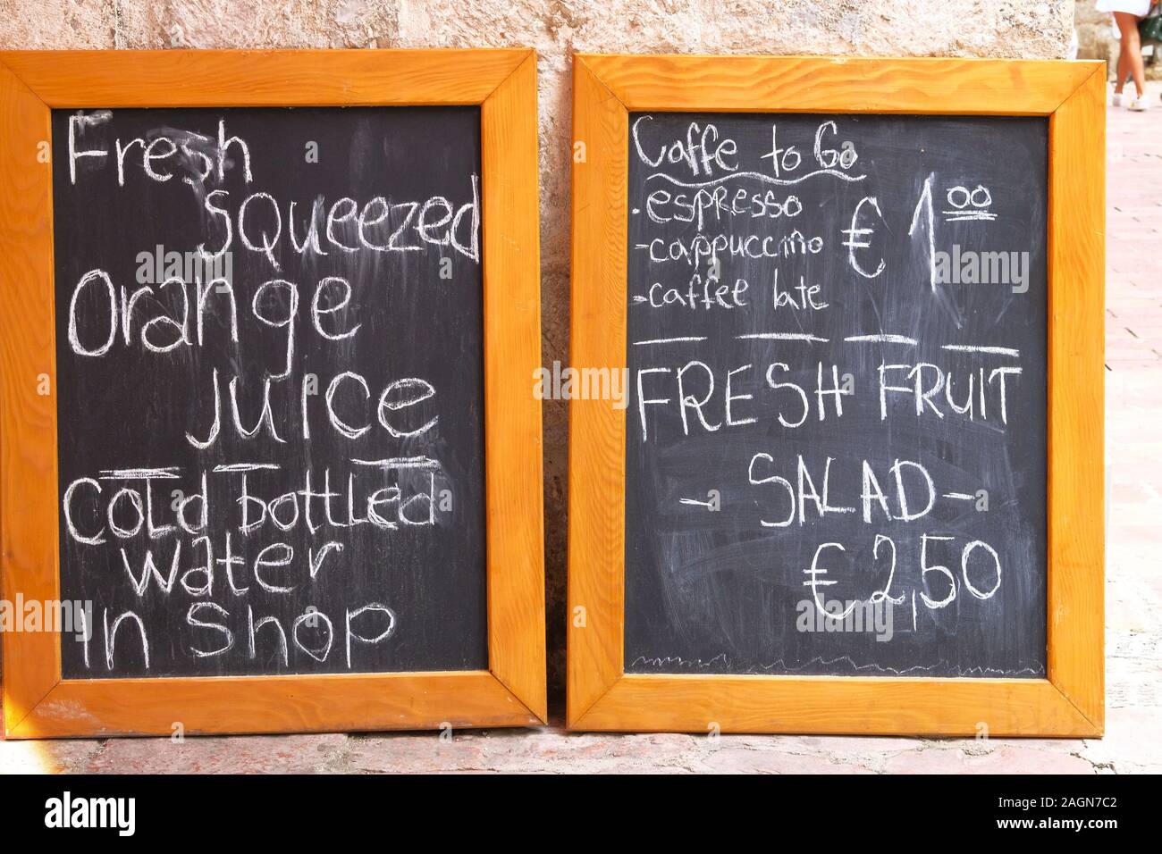 Menü der kleinen Straße Café oder Restaurant. Whiteboard mit Text des Menüs  in einer europäischen Stadt Stockfotografie - Alamy