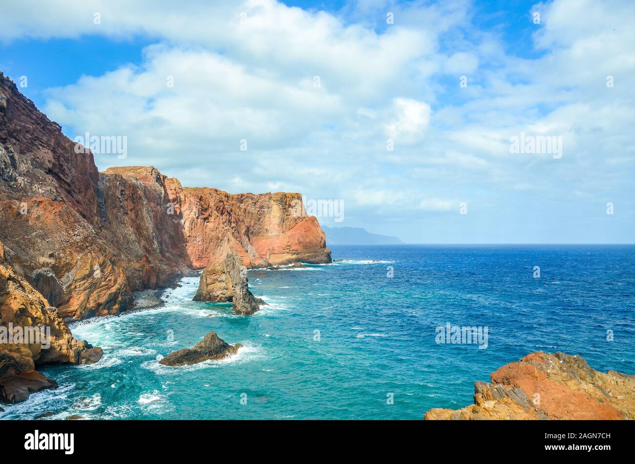 Erstaunlich vulkanischen Felsen in Ponta de Sao Lourenco, Madeira, Portugal. Klippen am Atlantik in der östlichste Punkt der Insel Madeira. Portugiesische Landschaft. Touristische Attraktion. Stockfoto