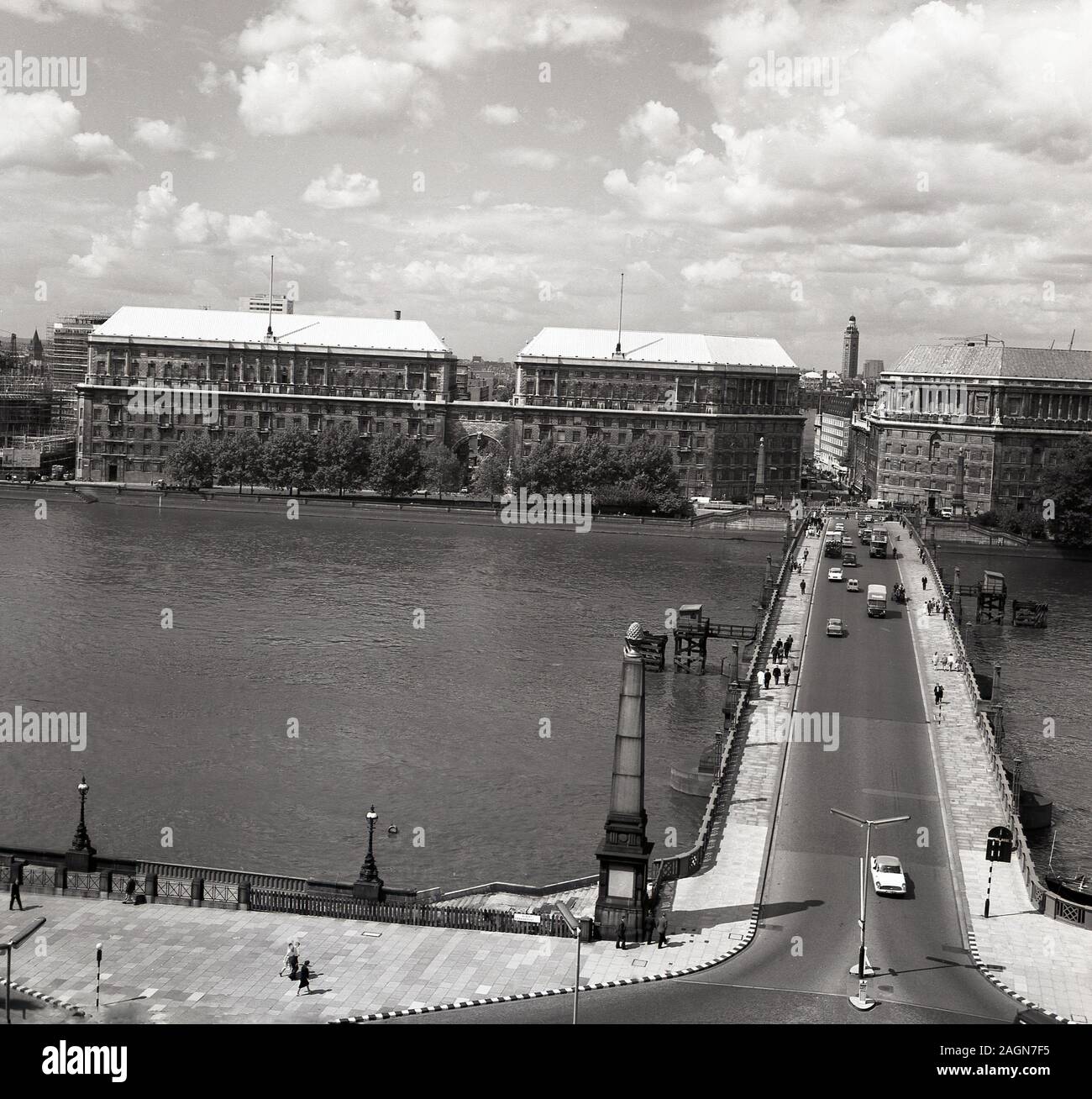 1960, historische, Luftaufnahme von der Albert Embankment der Lambeth Brücke über die Themse, London, England, UK. Stockfoto