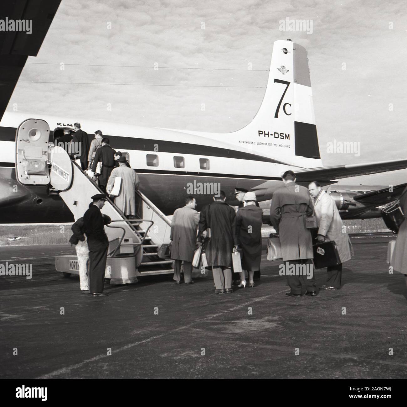 1950, historische, die Fluggäste einen KLM7c Flugzeuge, PH-DSM am Flughafen Anchorage, Anchorage, Alaska. Stockfoto
