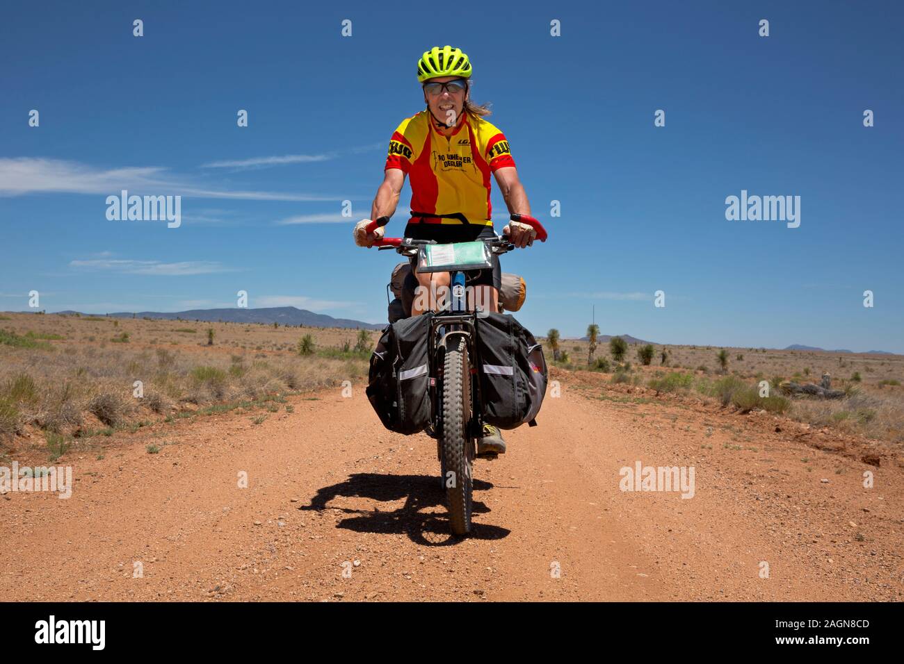 NM 00183-00... NEW YORK - Nach dem Großen Mountainbike Route durch die trockenen und heißen Chiricahua Wüste, wo der höchste Bush ist der Yucca Teilen Stockfoto