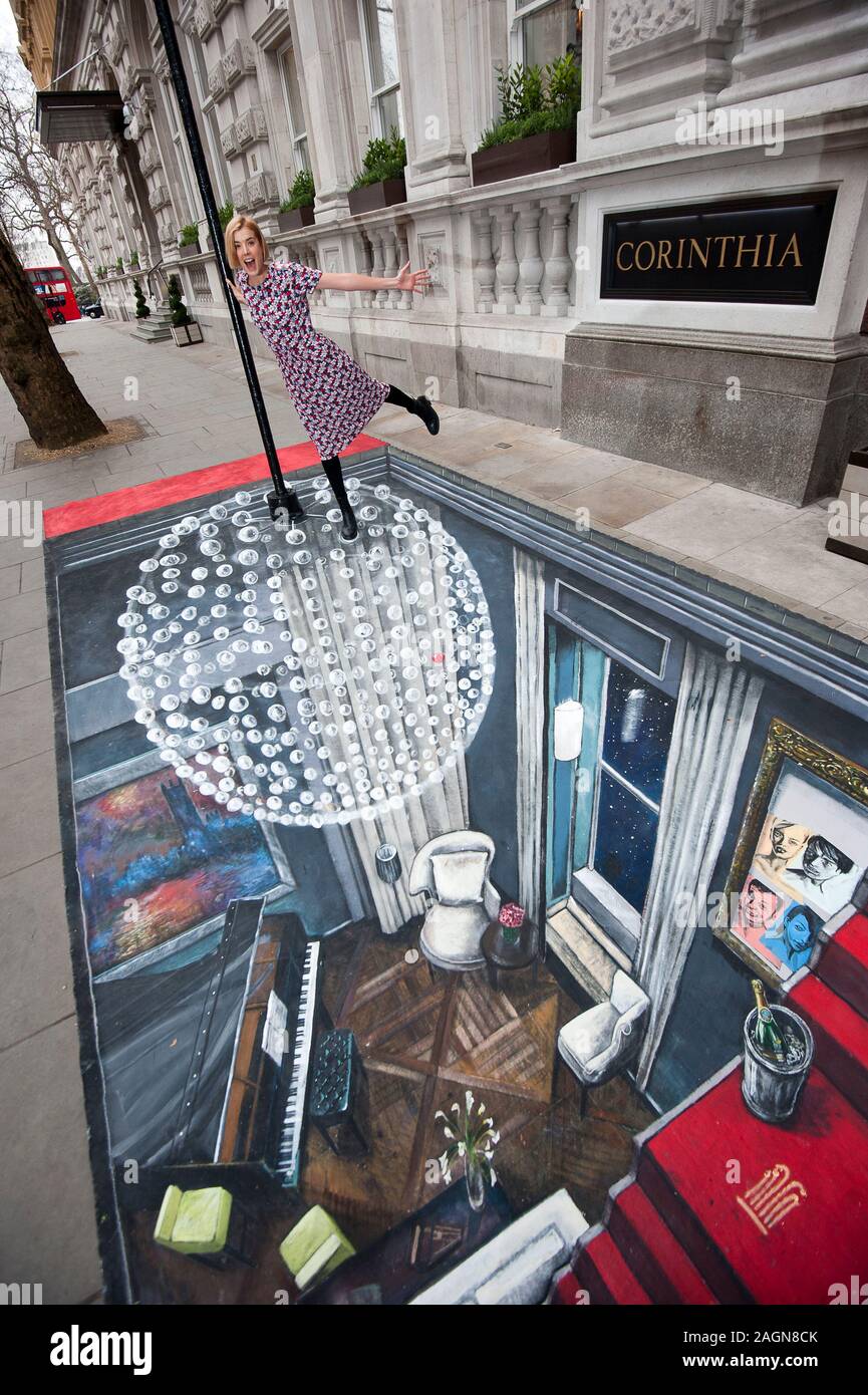 Der Freizeitgesellschaft im Corinthia Hotel in London auf 3D-Kunst von Künstler Joe Hill erstellt. Die Freizeit Gesellschaft öffnet sich bei Trafalgar Studio 2 am Dienstag, 28. Februar Bild zeigt warf Mitglied Supermodel Agyness Deyn und Ed Stoppard. Stockfoto