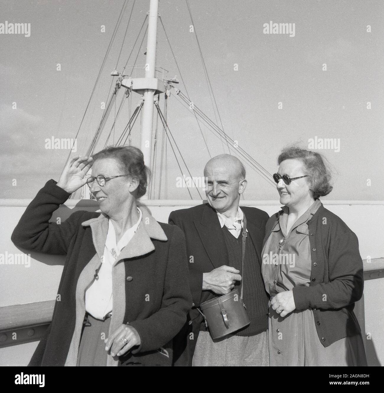1950, historische, Passagiere, außerhalb an Bord eines Dampfschiffes touring Die norweigan Fjorde, Norwegen, Stockfoto