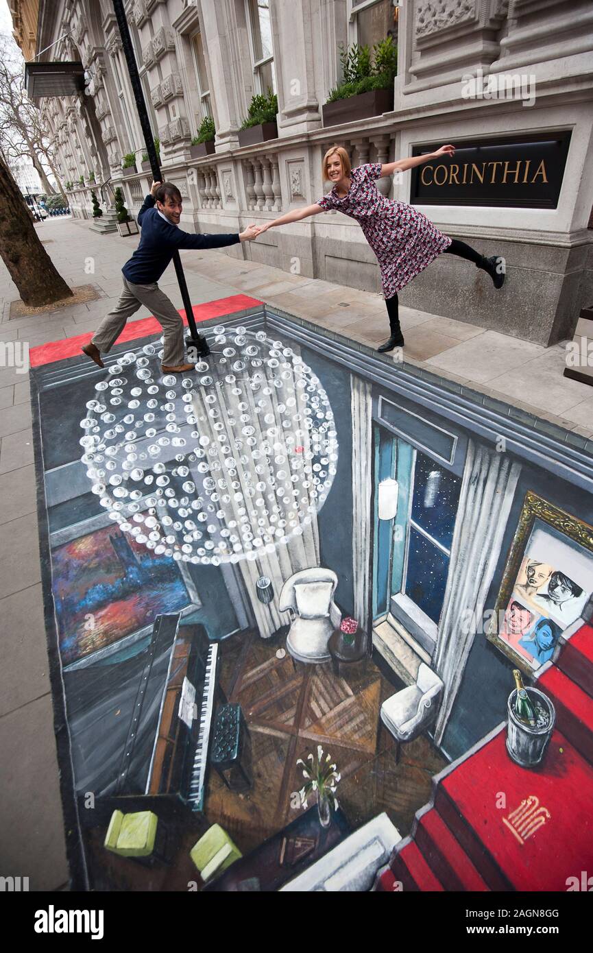 Der Freizeitgesellschaft im Corinthia Hotel in London auf 3D-Kunst von Künstler Joe Hill erstellt. Die Freizeit Gesellschaft öffnet sich bei Trafalgar Studio 2 am Dienstag, 28. Februar Bild zeigt warf Mitglied Supermodel Agyness Deyn und Ed Stoppard. Stockfoto