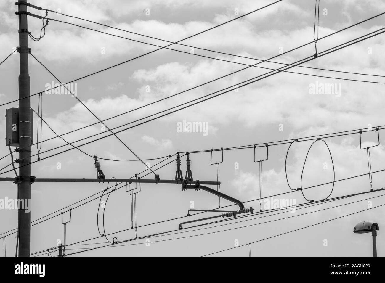 Strom Kabel overhead Zug Energie in viele Richtungen. Stockfoto