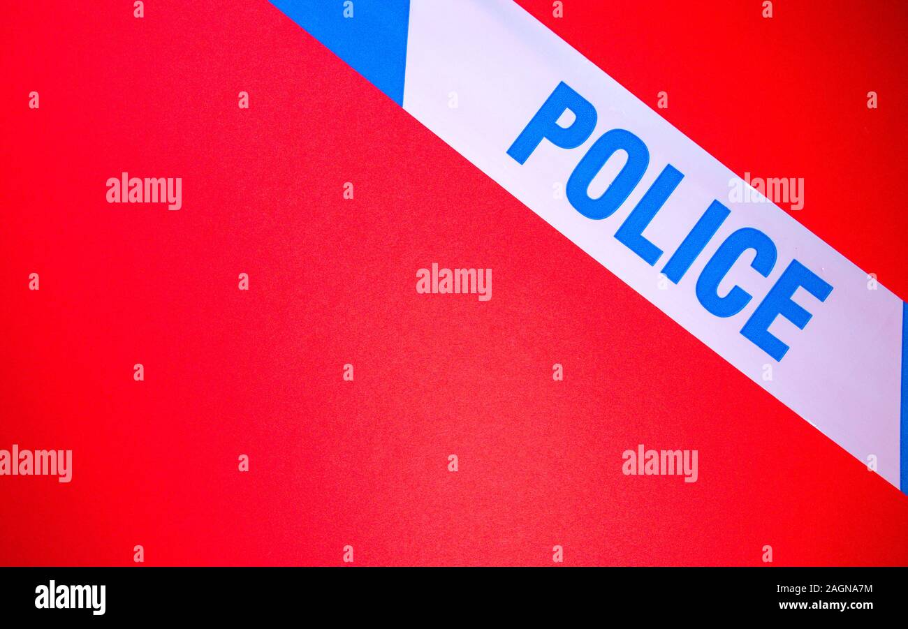 Eine Linie der Polizei Band etwas oder jemand Zugriff auf einen Tatort einer Art zu verhindern. Stockfoto
