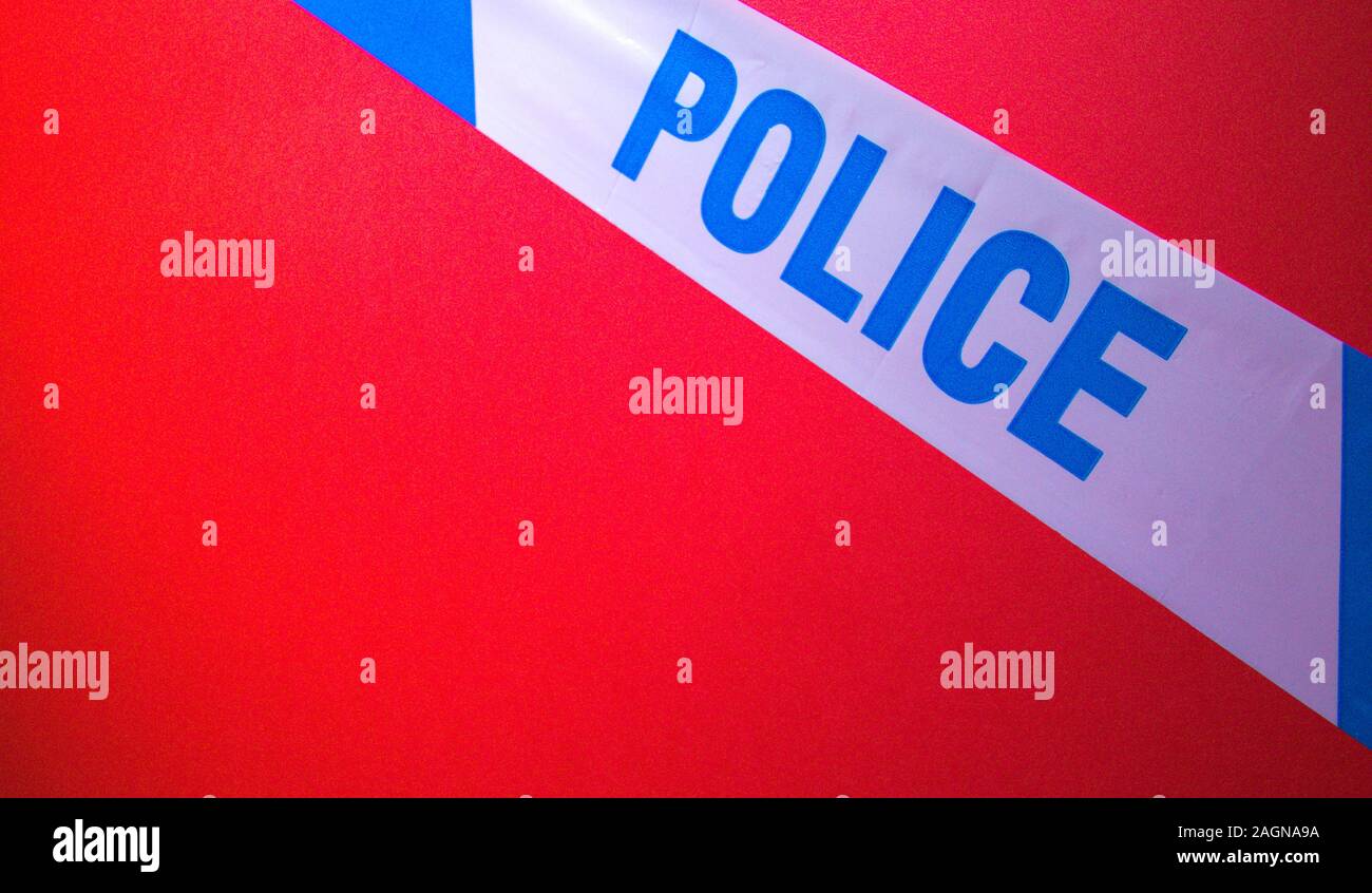 Eine Linie der Polizei Band etwas oder jemand Zugriff auf einen Tatort einer Art zu verhindern. Stockfoto