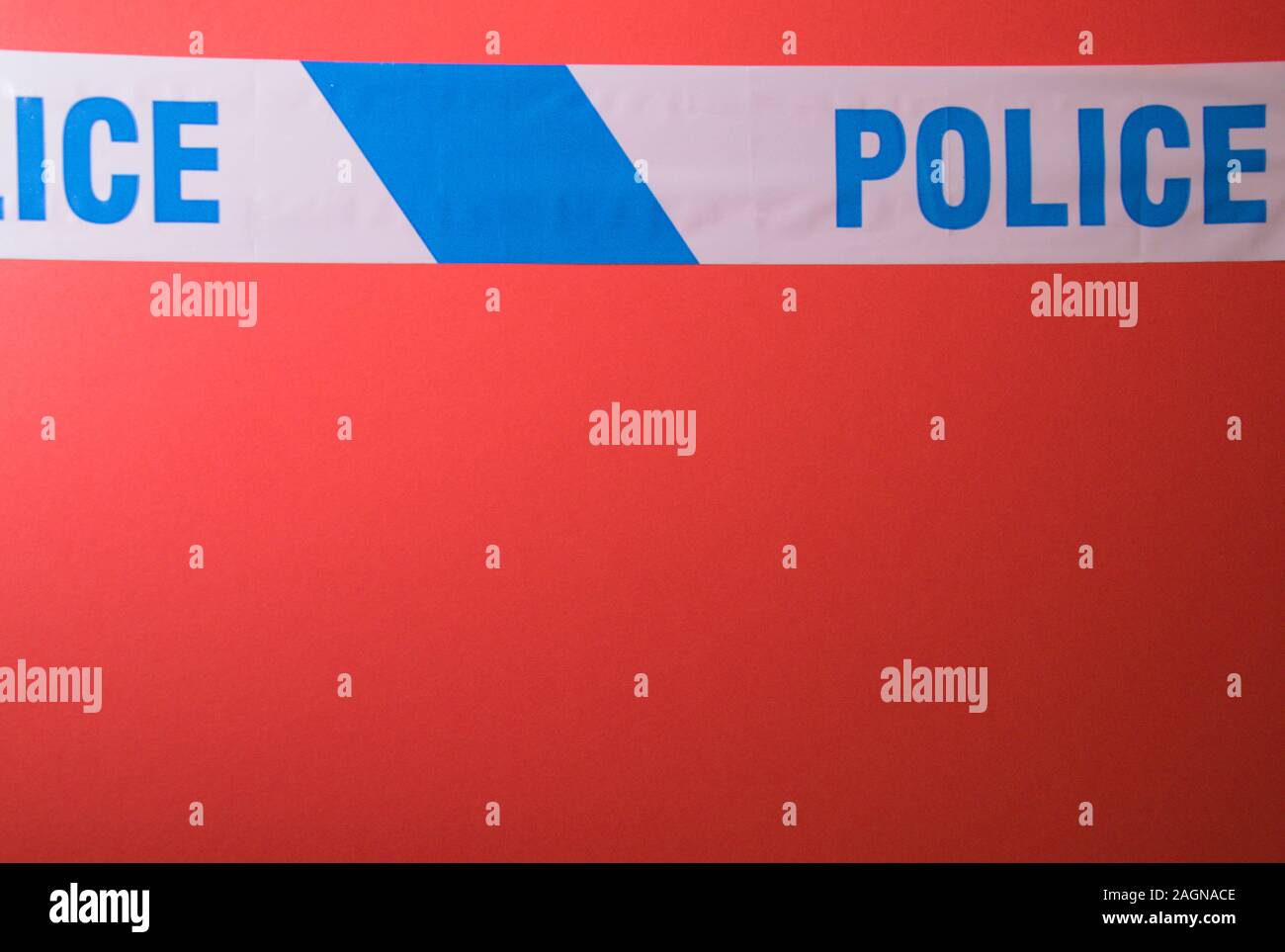 Eine Linie der Polizei Band etwas oder jemand Zugriff auf einen Tatort einer Art zu verhindern. Stockfoto