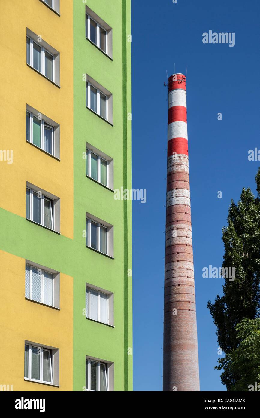 Modernes hohes Apartments und alten Schornstein, Brno, Tschechische Republik, Europa Stockfoto