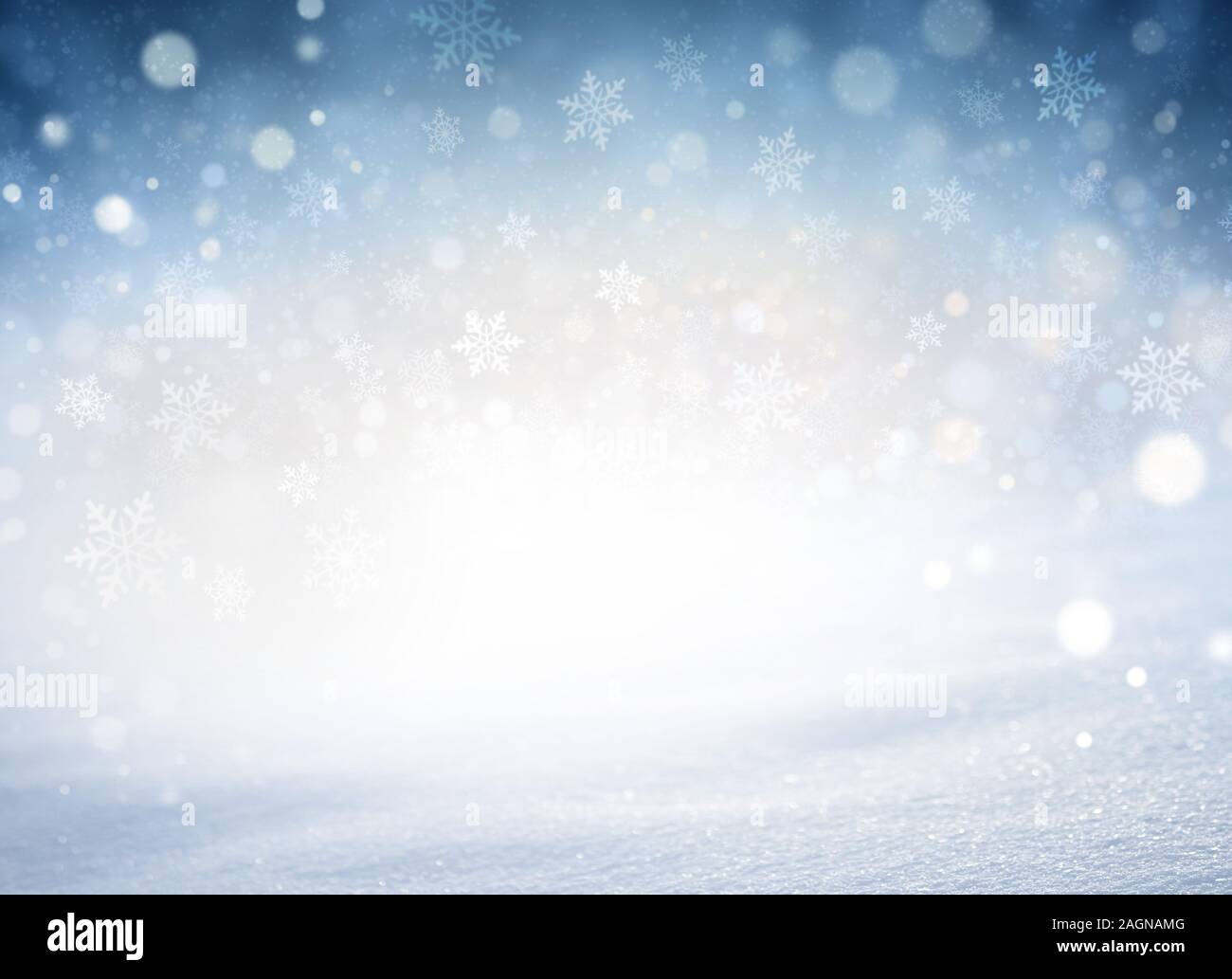 Schneeflocken und Schneefall auf einem kalten, blauen Winter Hintergrund und Pulverschnee. Winter saison Material. Stockfoto