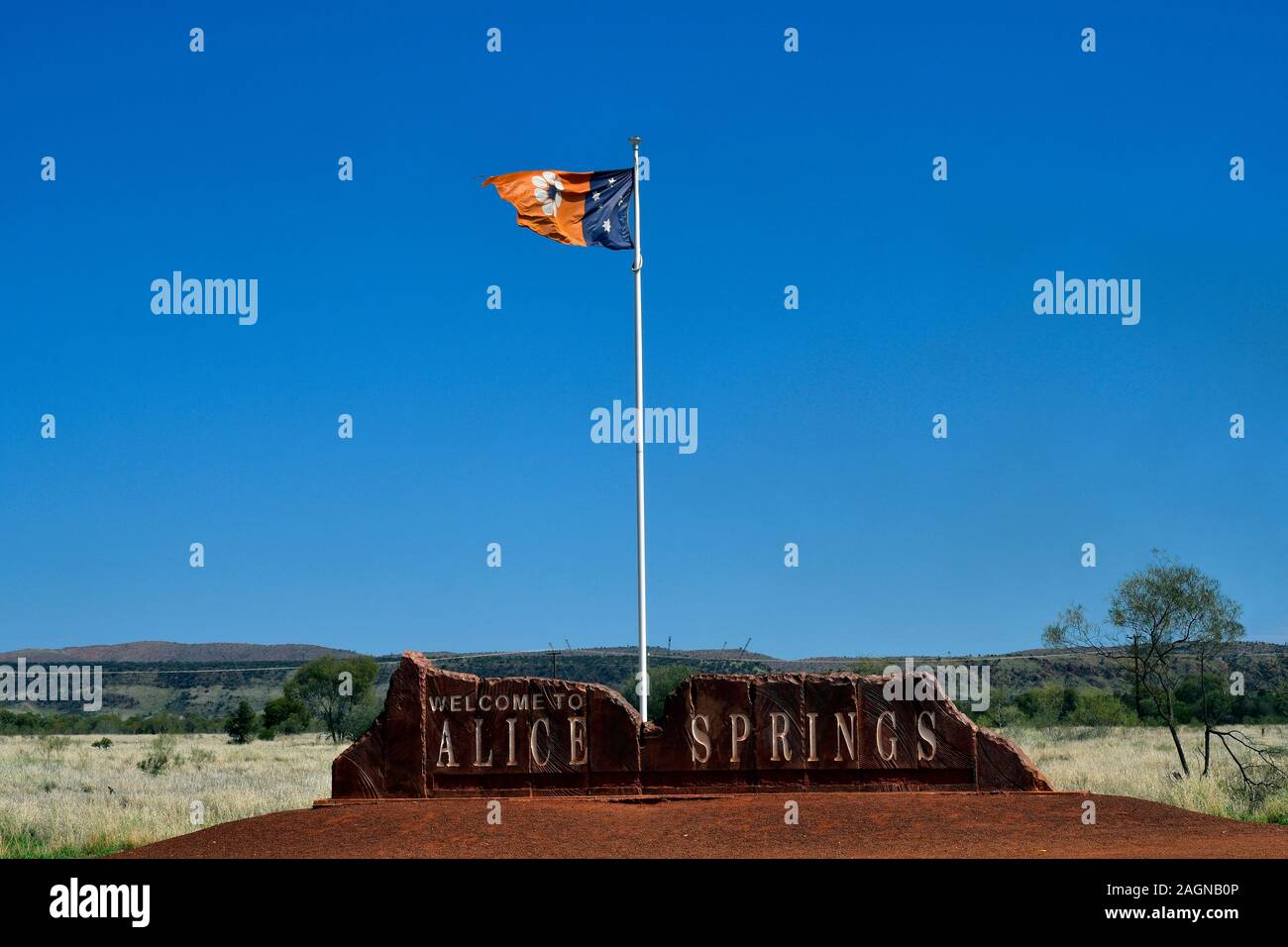 Australien, Willkommen von Alice Springs mit Fahne aus Northern Territory Stockfoto