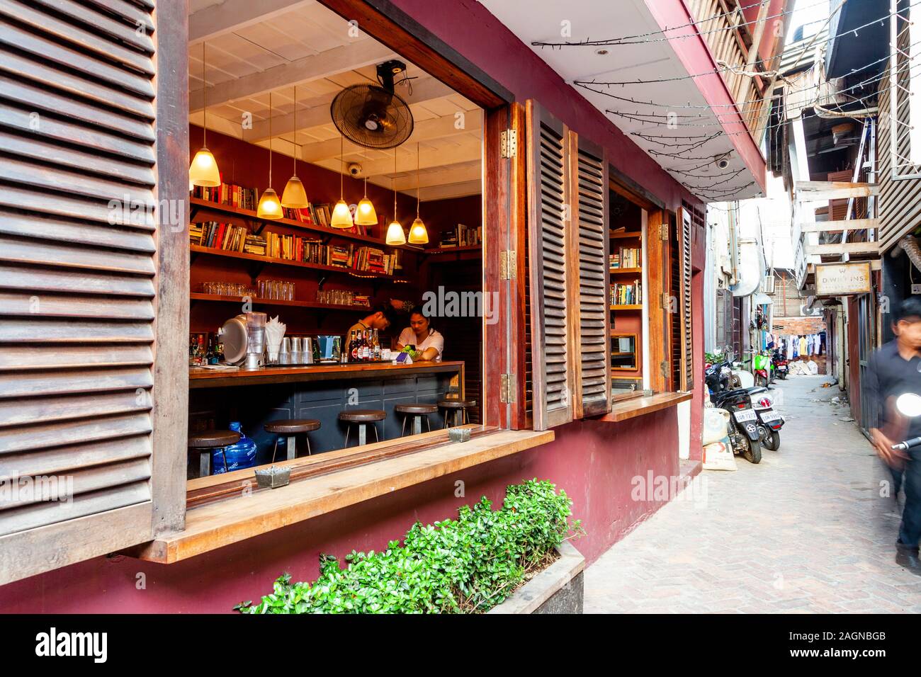 Modische Cafe/Bar in Bassac Lane, Phnom Penh, Kambodscha. Stockfoto