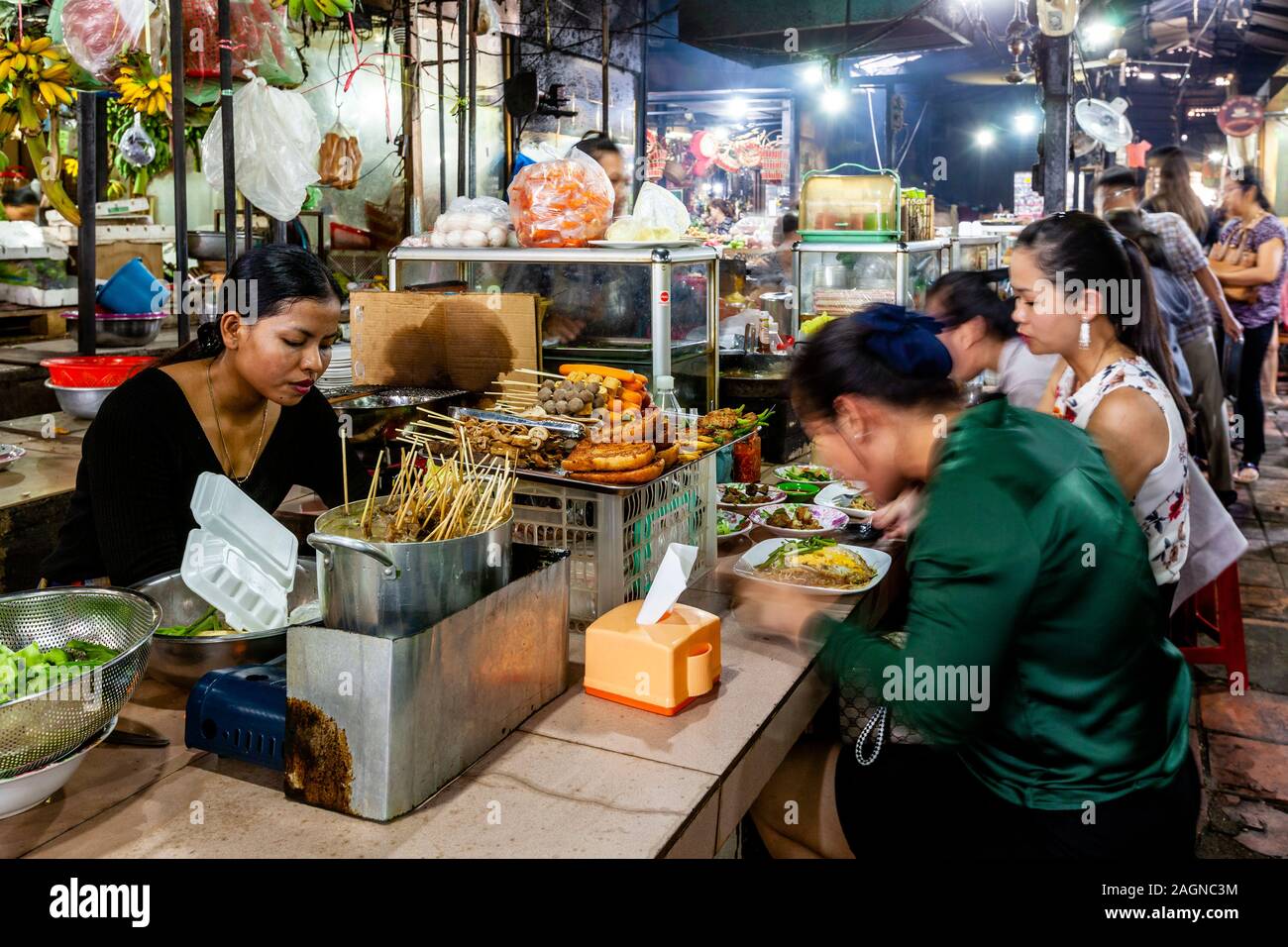 Junge Kambodschaner beim Mittagessen in einem Café auf dem Russischen Markt, Phnom Penh, Kambodscha. Stockfoto