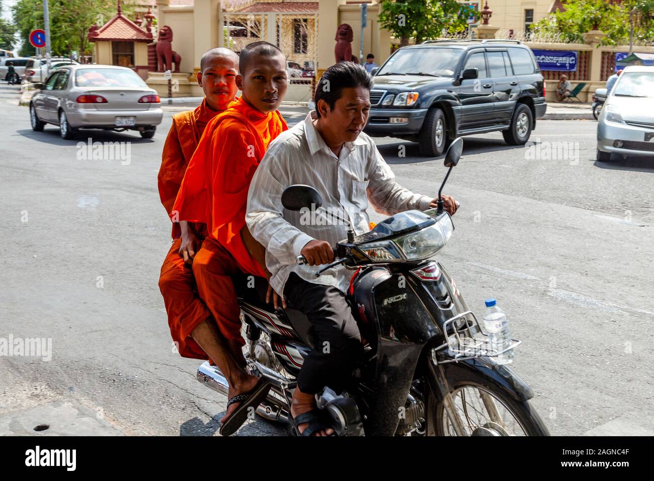 Zwei buddhistische Mönche Reiten Sozius auf einem Motorrad Taxi, Phnom Penh, Kambodscha. Stockfoto