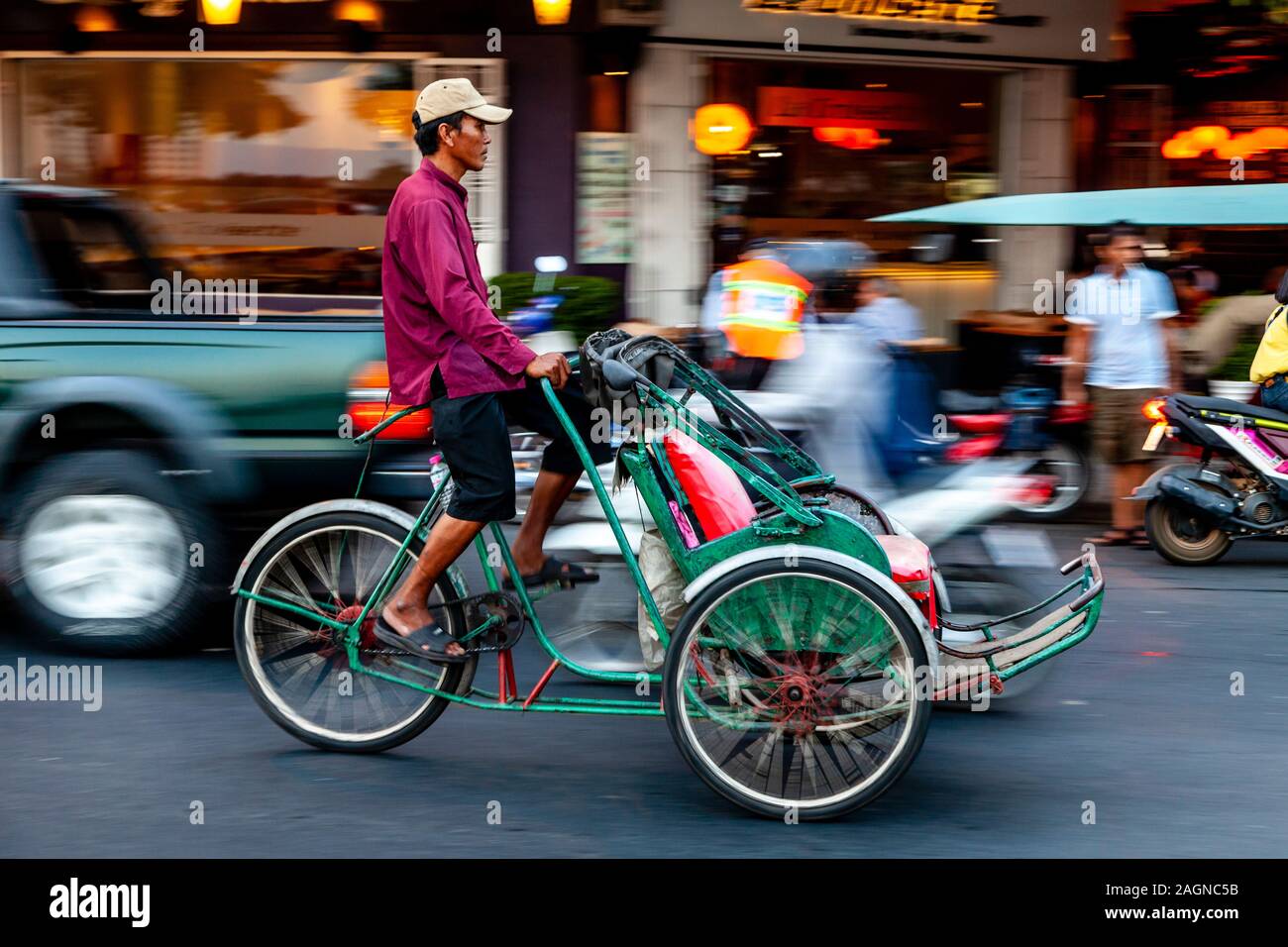 Ein Pedicab Driver auf der Suche nach Kunden, Phnom Penh, Kambodscha. Stockfoto