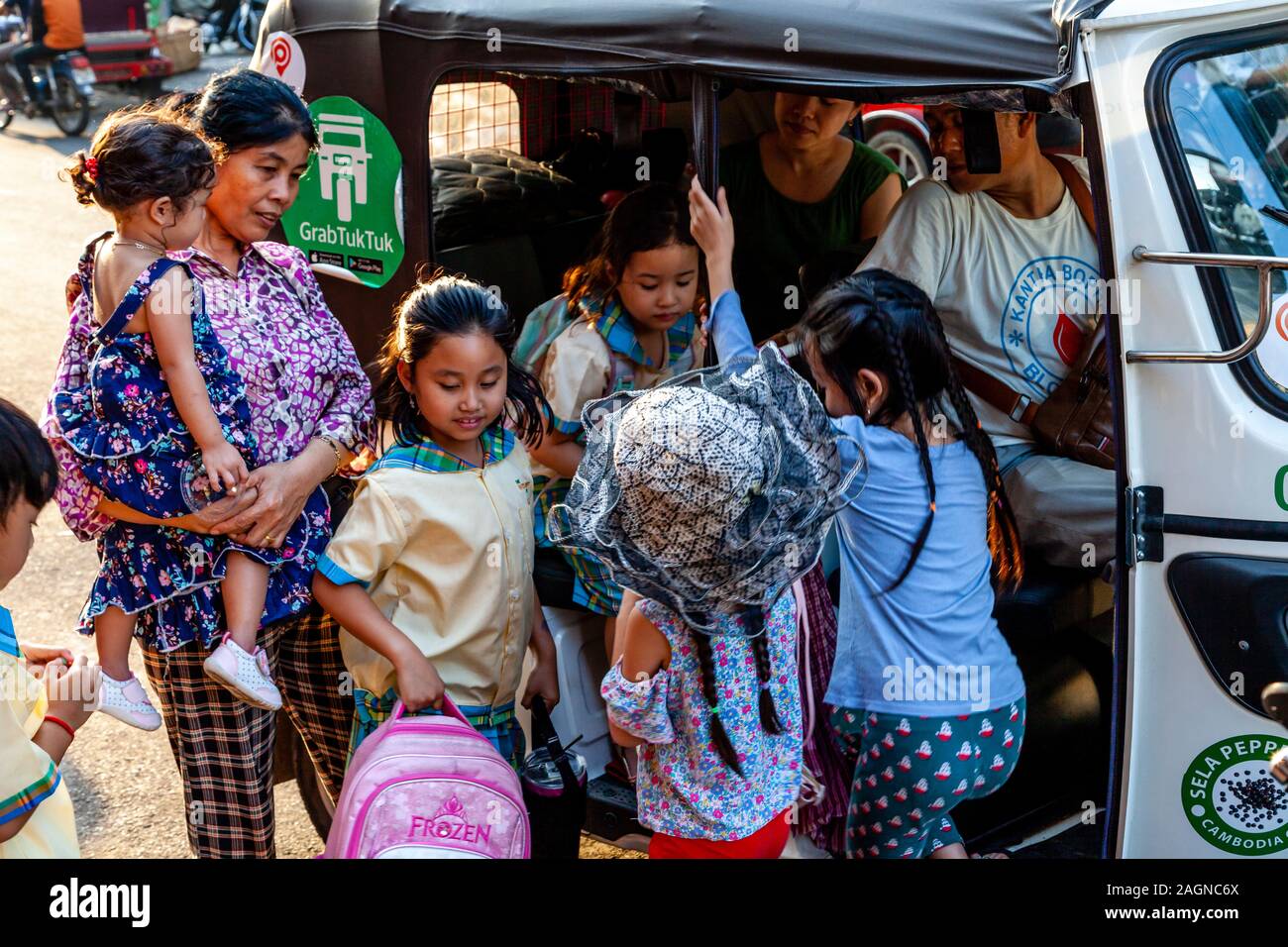 Die Menschen vor Ort aus eine Auto-rikscha (Motorrad) Taxi, Phnom Penh, Kambodscha. Stockfoto