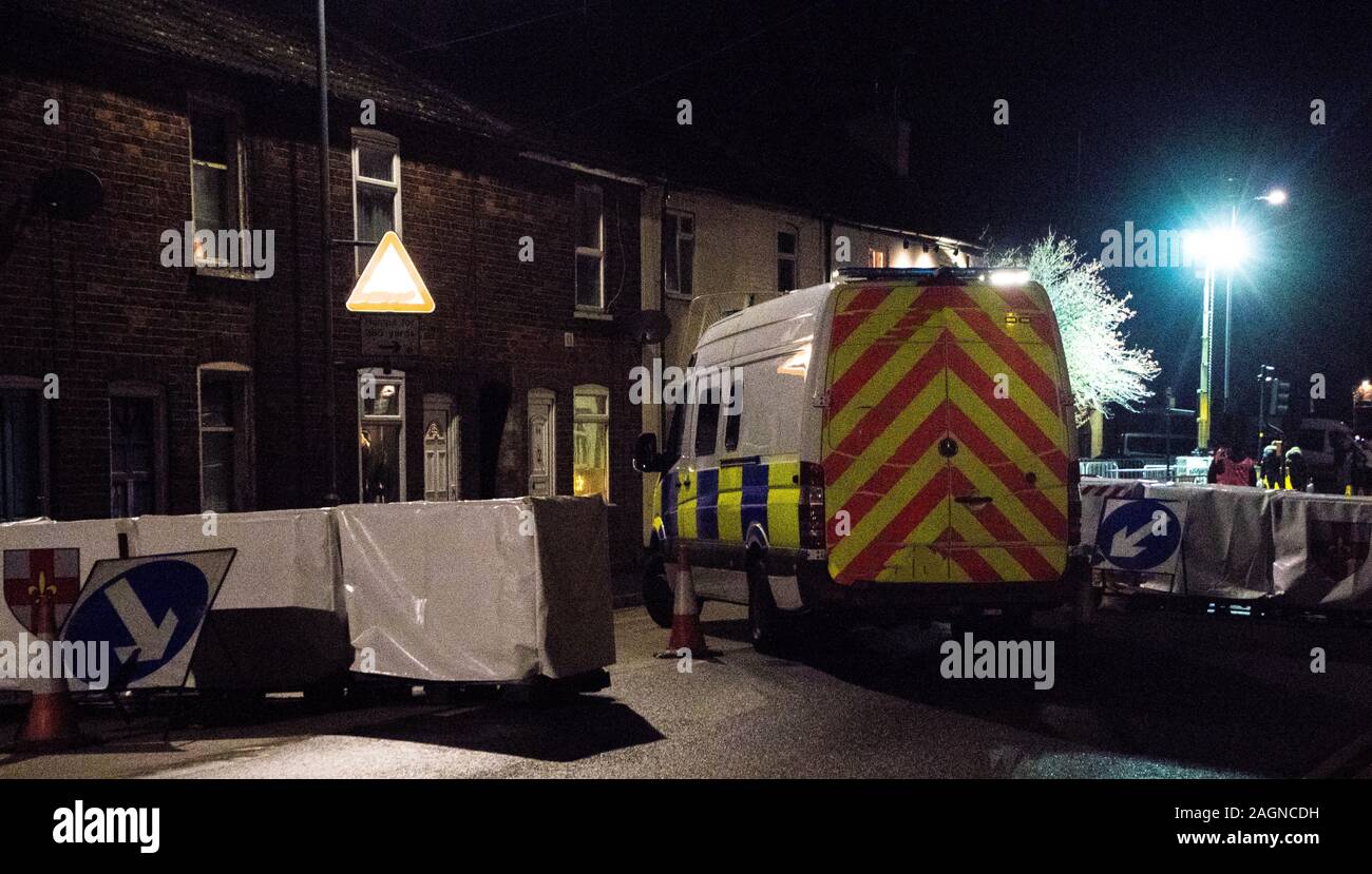 Sicherheitskräfte Blockade eine typische Straße in das Vereinigte Königreich keine Terrorismus Angriffe zu verhindern. Stockfoto