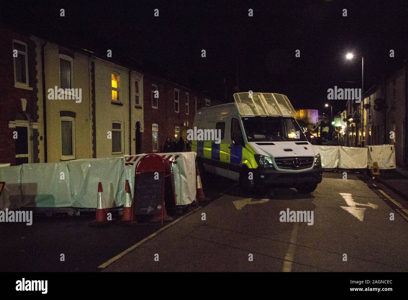 Sicherheitskräfte Blockade eine typische Straße in das Vereinigte Königreich keine Terrorismus Angriffe zu verhindern. Stockfoto