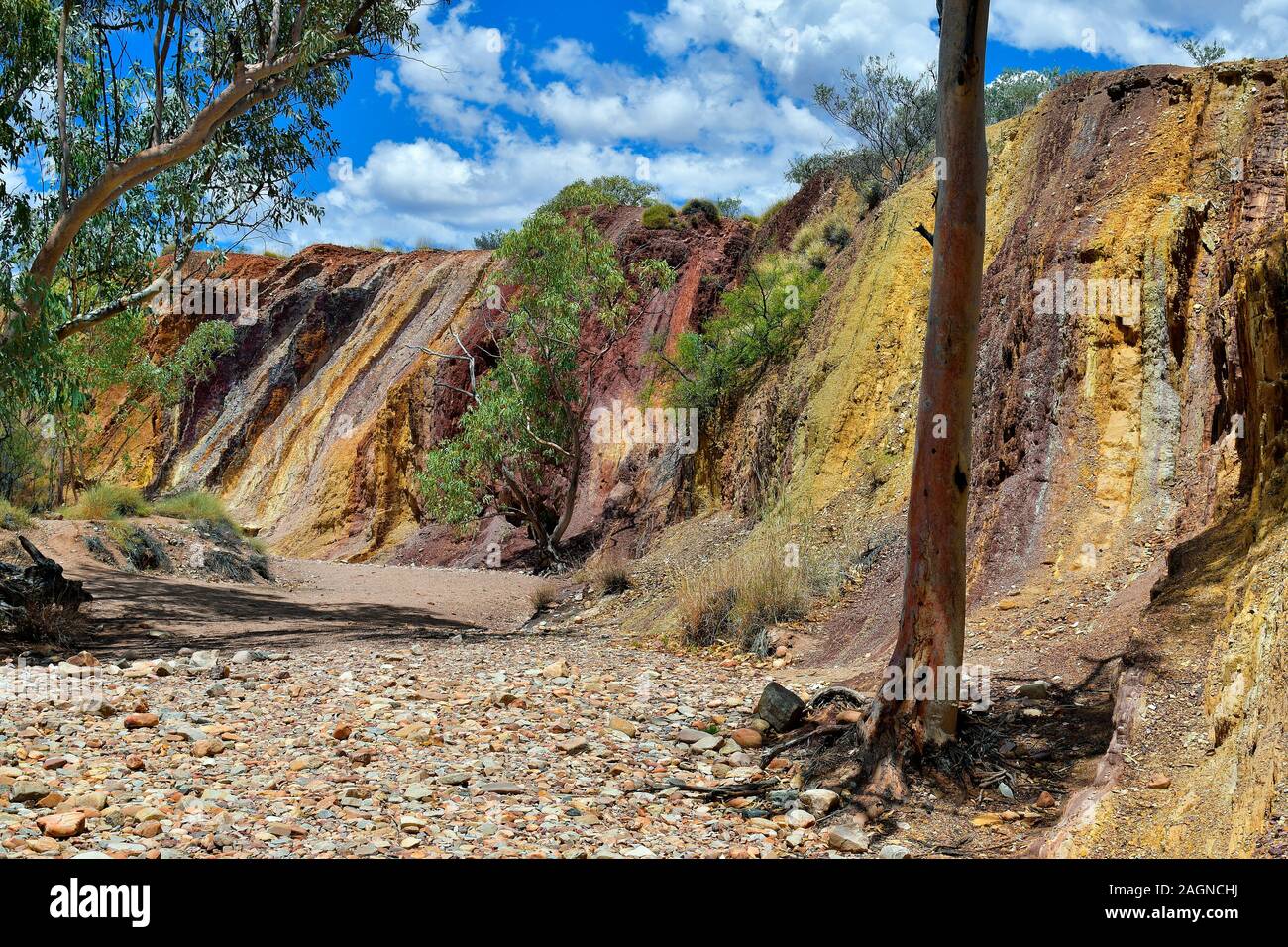 Australien, NT, Ocker Gruben in West McDonnell Range National Park, Ocker von Aborigine Leute für Zeremonien verwendet werden Stockfoto