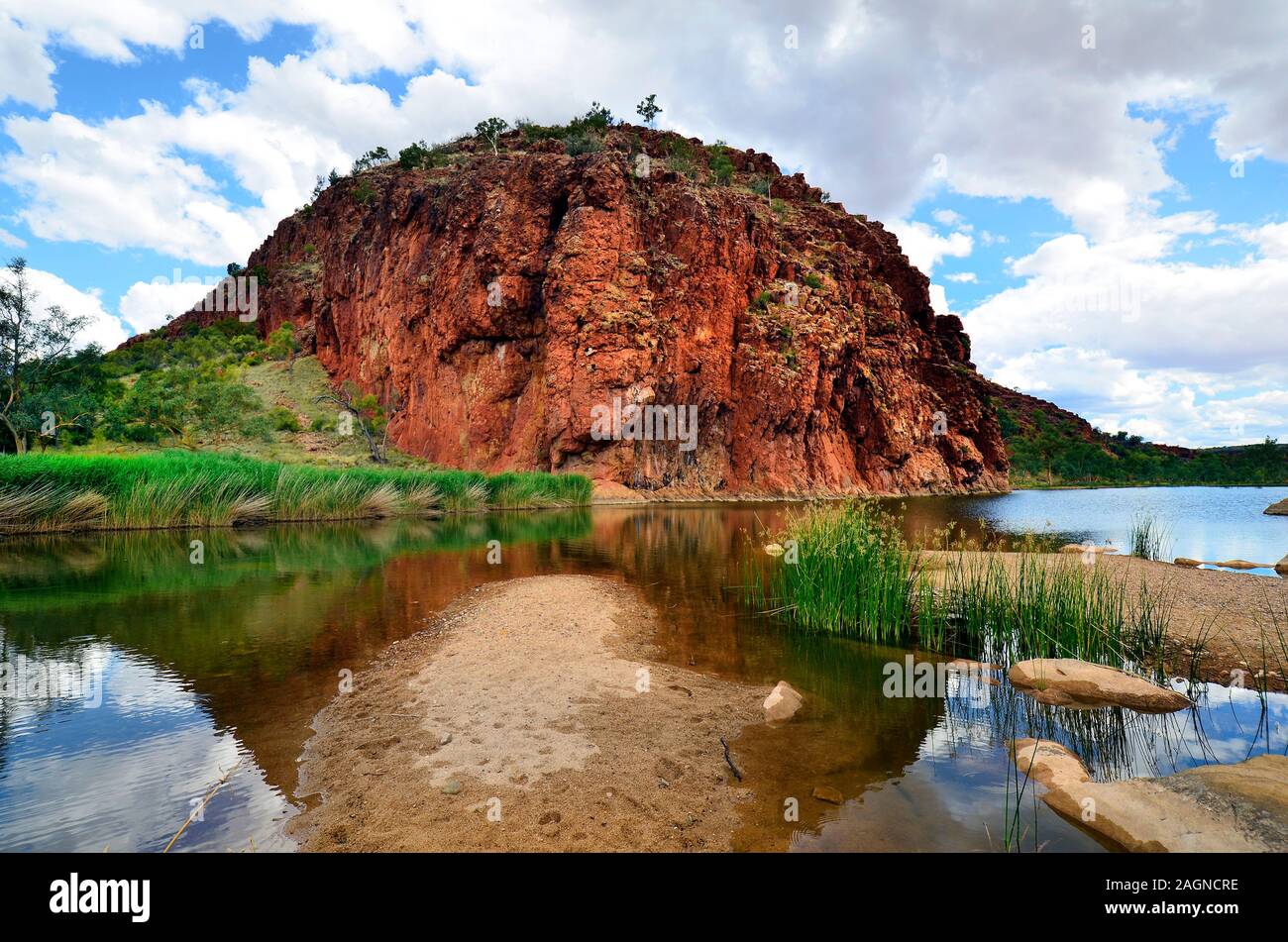 Australien, NT, Glen Helen in West McDonnell Range National Park, schöner Platz zum Entspannen und Schwimmen im australischen Outback Stockfoto