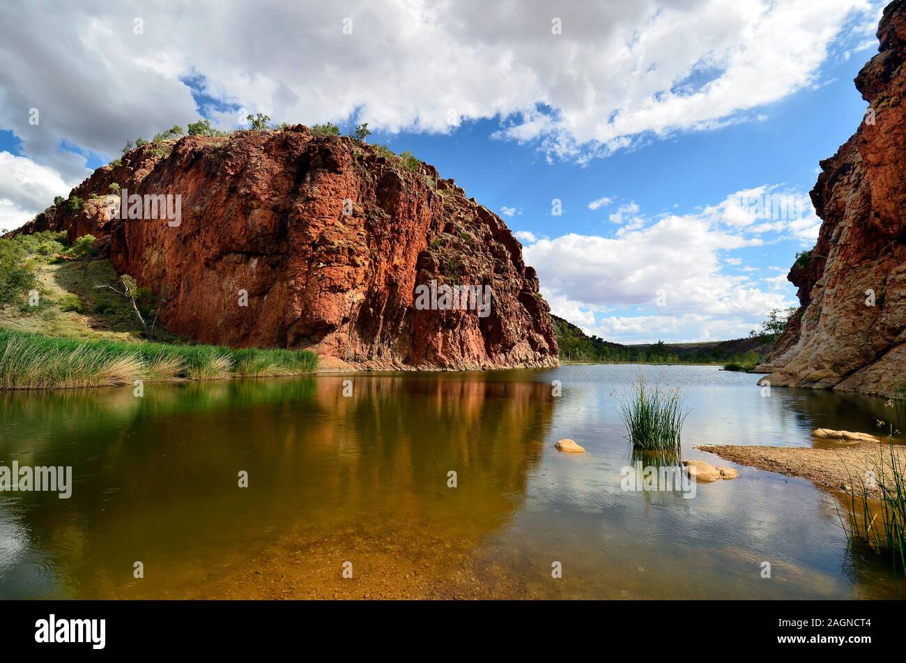 Australien, NT, Glen Helen in West McDonnell Range National Park, schöner Platz zum Entspannen und Schwimmen im australischen Outback Stockfoto