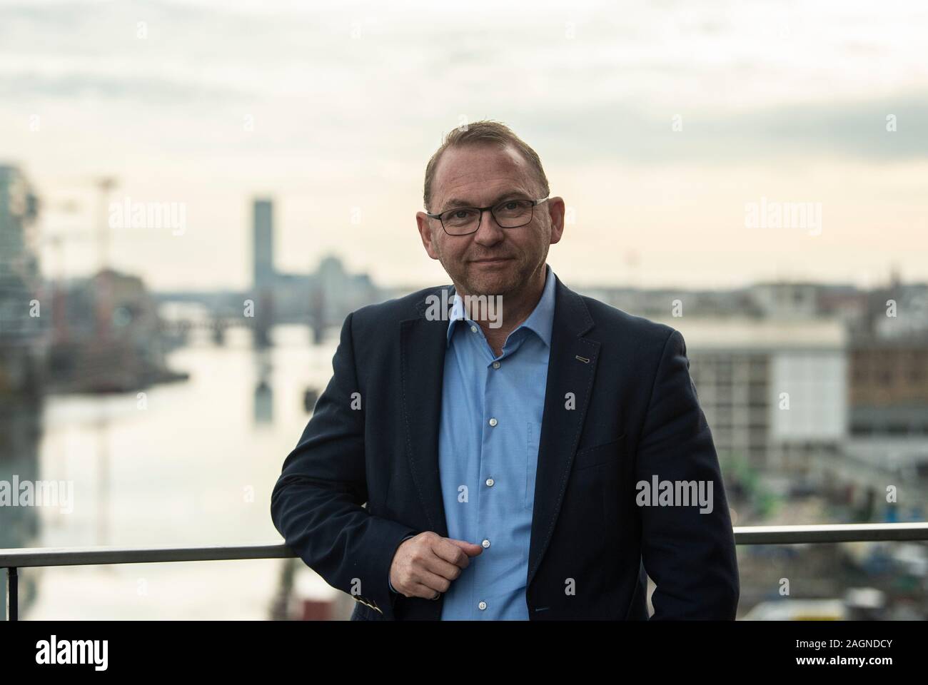 17 Dezember 2019, Berlin: Verdi-Chef Frank Werneke steht auf einem Balkon. Foto: Paul Zinken/dpa Stockfoto