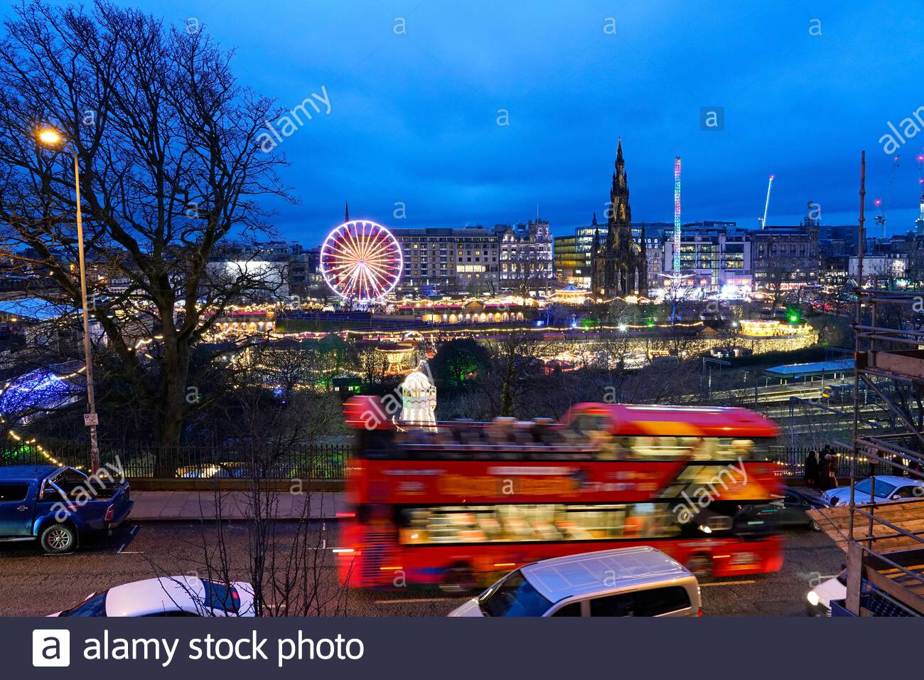 Edinburgh, Schottland, Großbritannien. 20. Dez 2019. Weihnachtsfeier in der Princes Street Gardens in der Abenddämmerung. Quelle: Craig Brown/Alamy leben Nachrichten Stockfoto