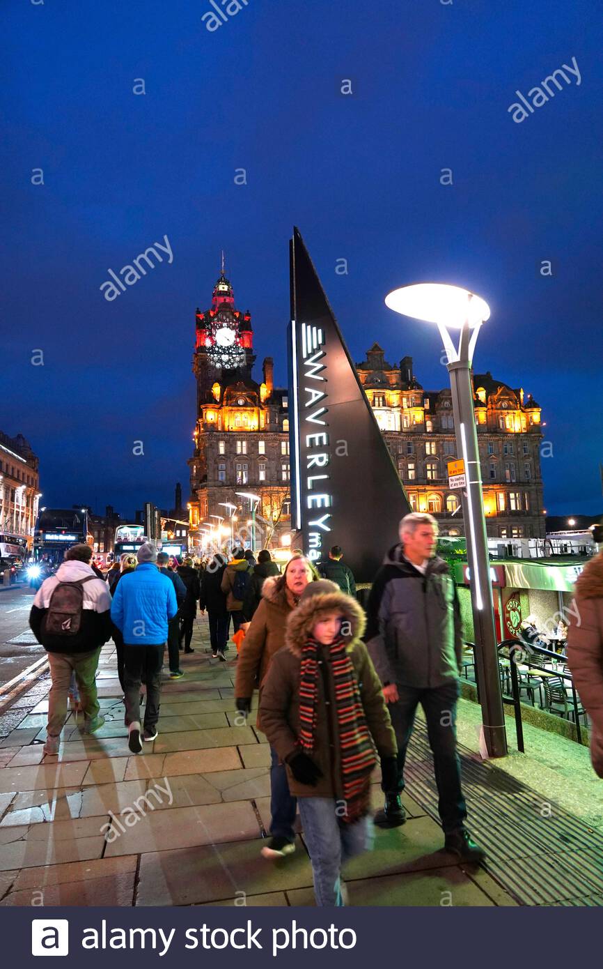 Edinburgh, Schottland, Großbritannien. 20. Dez 2019. Christmas Shopping in der Princes Street und dem Bahnhof Waverley Mall in der Abenddämmerung. Quelle: Craig Brown/Alamy leben Nachrichten Stockfoto