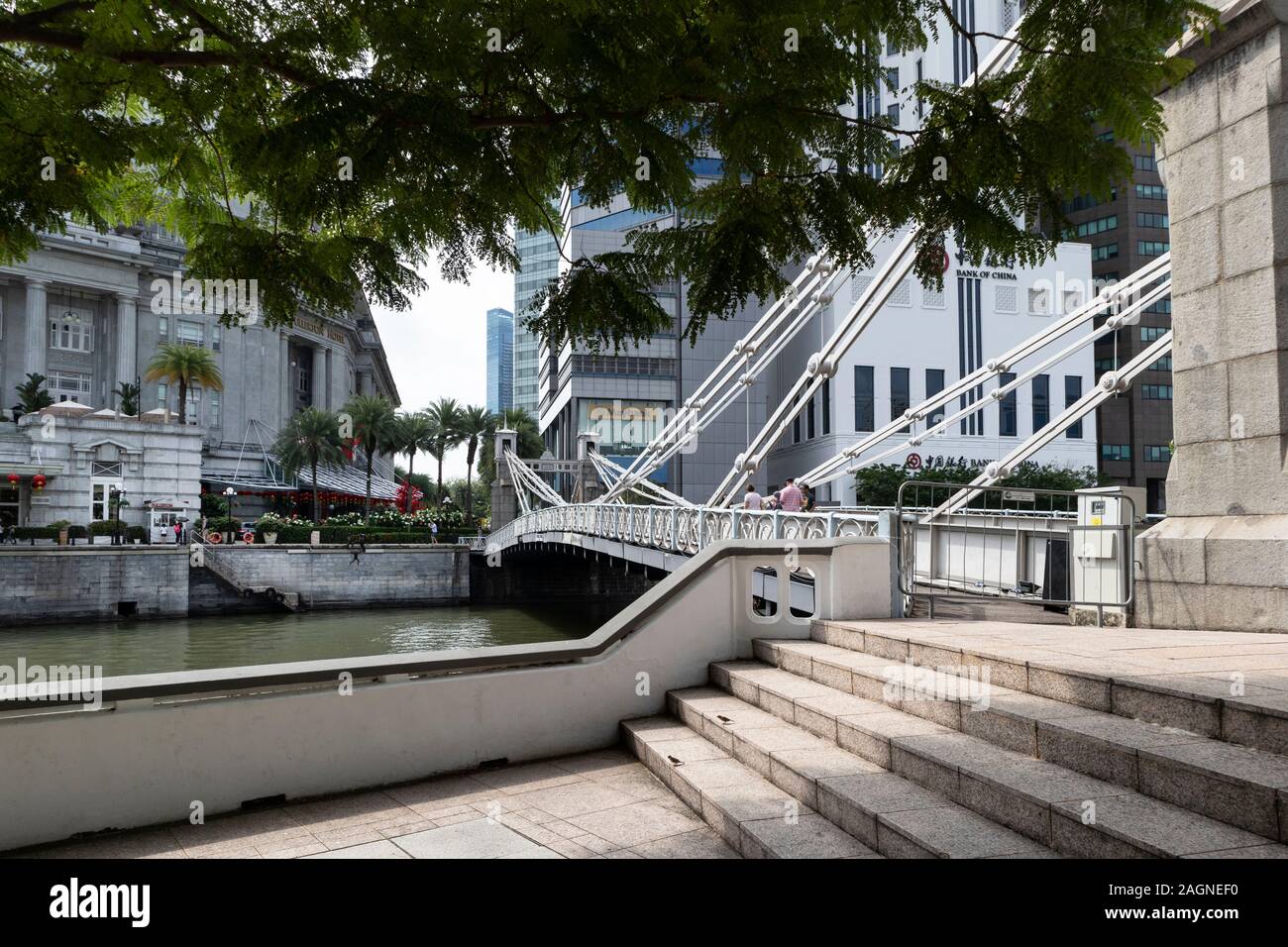 Cavenagh Brücke über den Fluss Singapur in Singapur Stockfoto