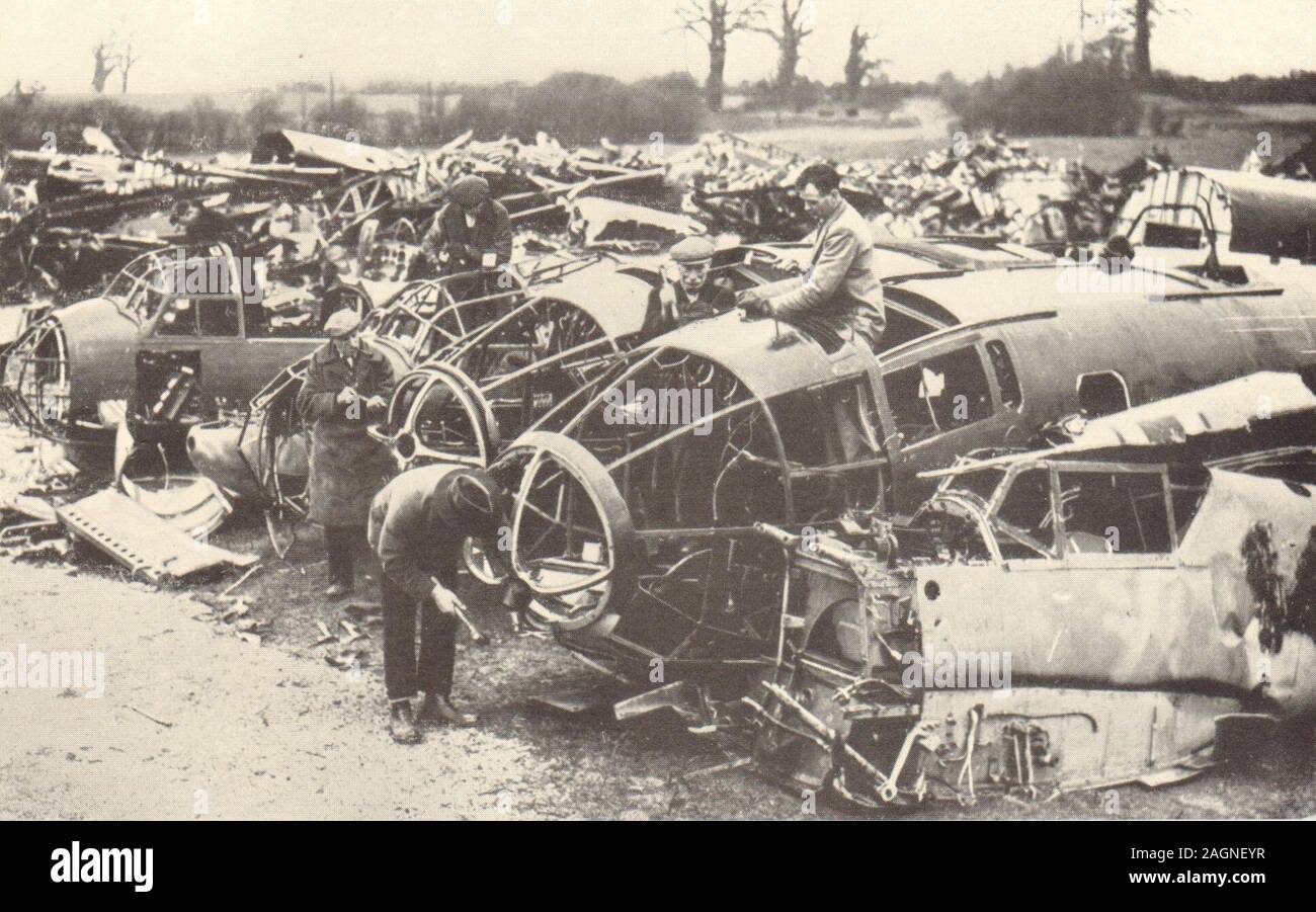 Deutsche Flugzeuge abgeschossen, während der Schlacht von Großbritannien. 1940. Weltkrieg 2 1953 Stockfoto