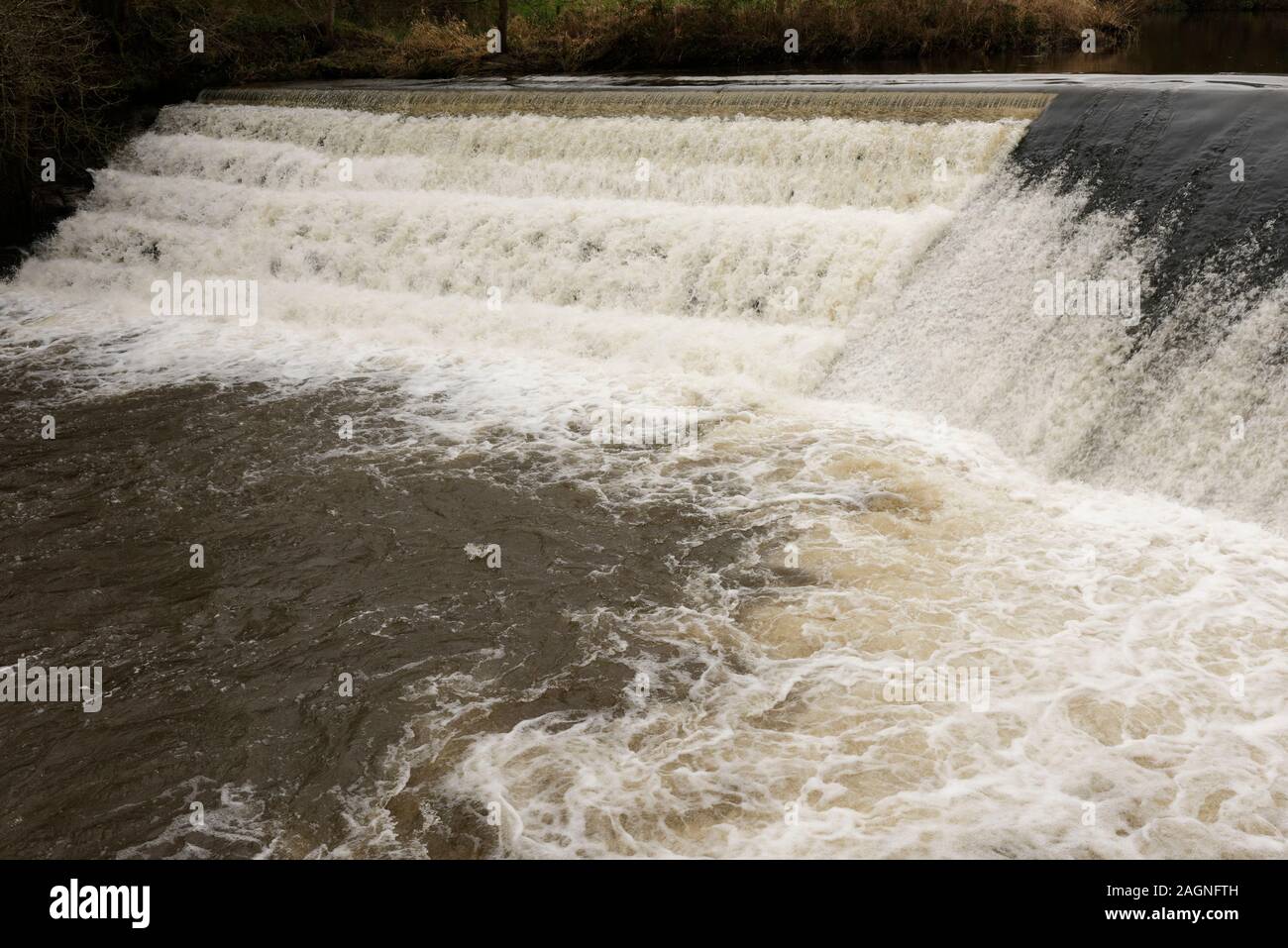 Schnell fließenden Fluss Irwell stürzen über Wehr- und belüften River flussabwärts in Grate Country Park Lancashire England bury Stockfoto